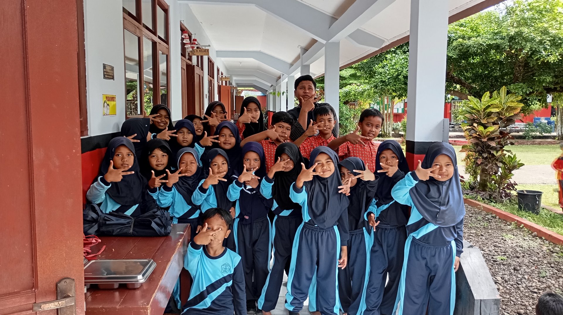 kerja bakti baldes dan mengunjungi sd