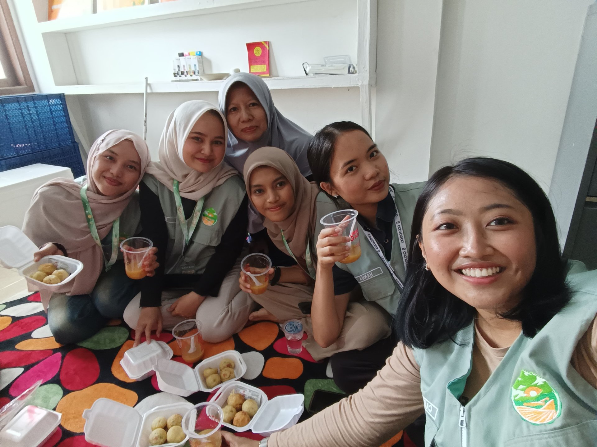 Membantu membagikan jumat berkah