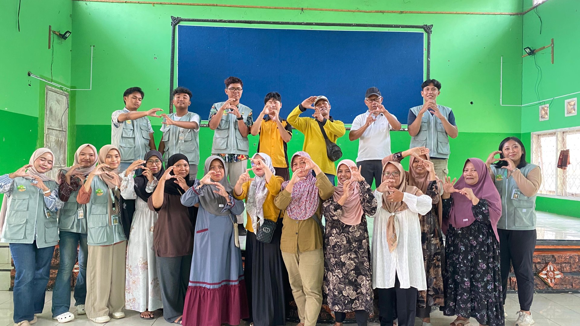 Melakukan sosialisasi pembuatan poc dan pestisida