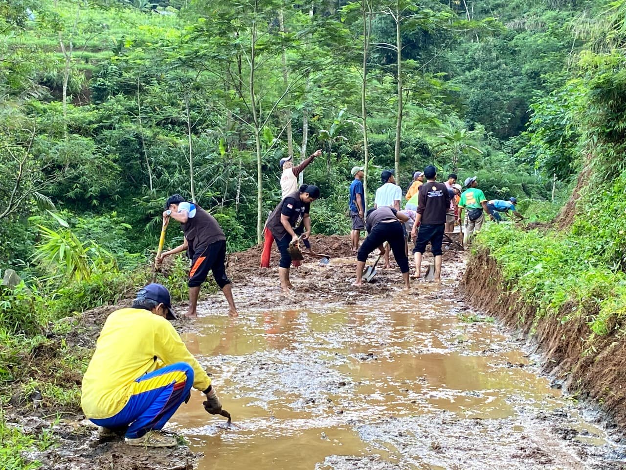 Kerja Bakti Membersihkan Akses Jalan Yang Tertutup Longsor di Desa Sirau