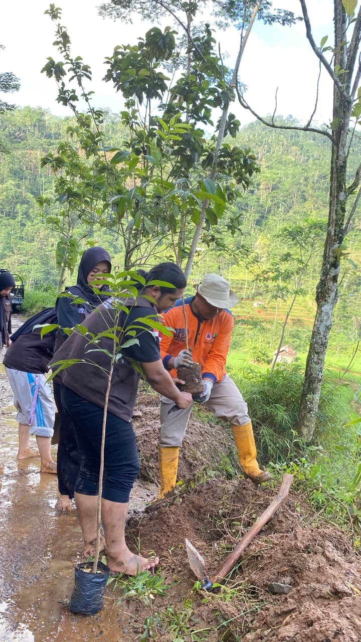 Penanaman Bibit Pohon Pada Area Yang Rawan Longsor di Desa Sirau