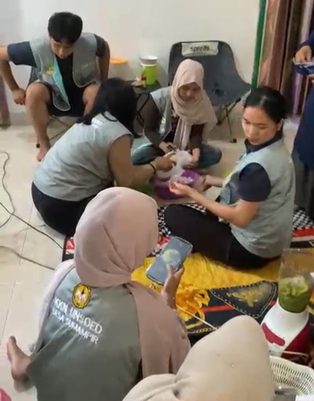 Mahasiswa KKN Desa Sumampir Periode Jan-Feb 2026 silaturahmi dan memasak bersama.