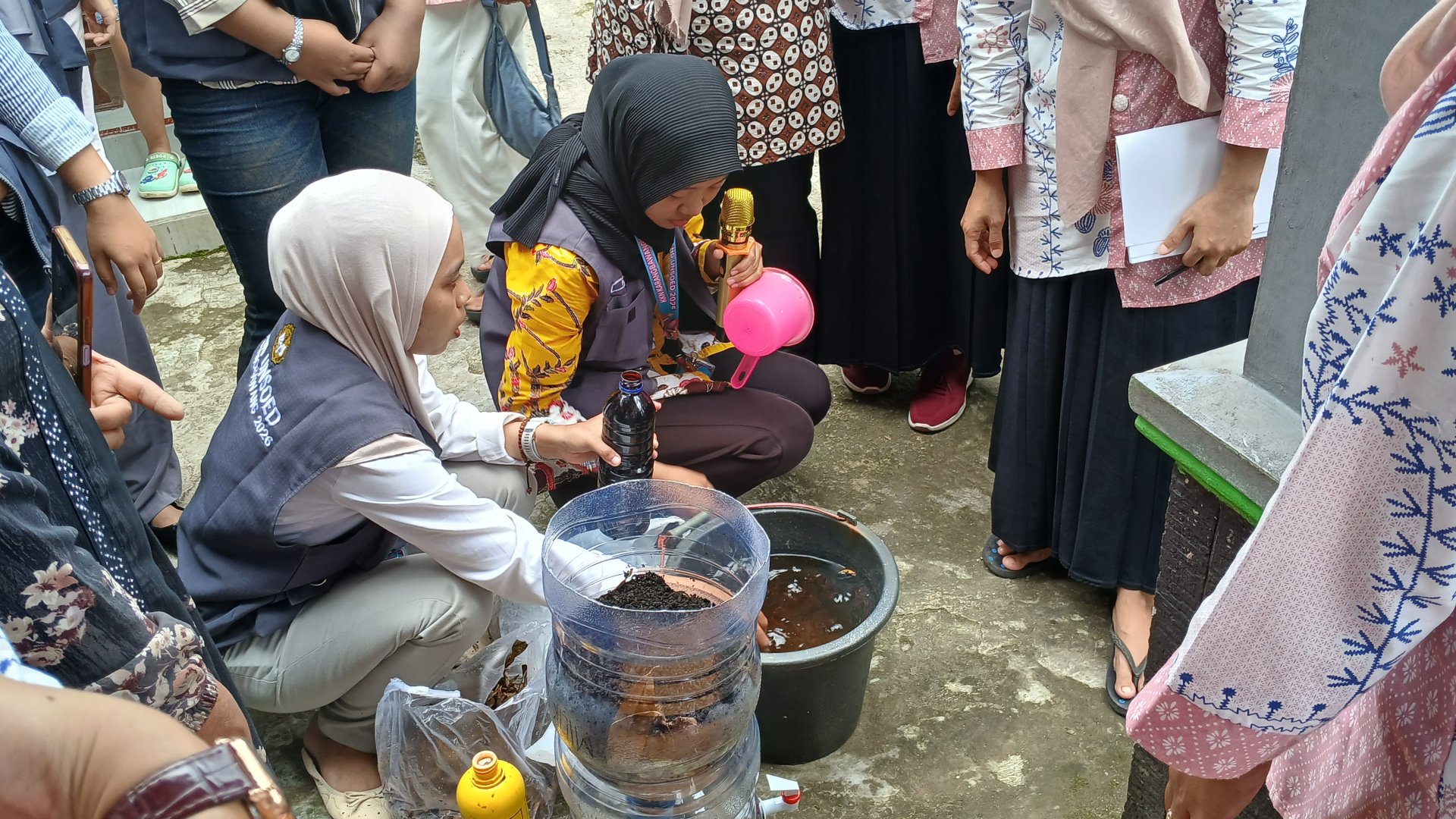 Penanaman cabai di planter bag dan Sosialisasi pembuatan komposter sederhana