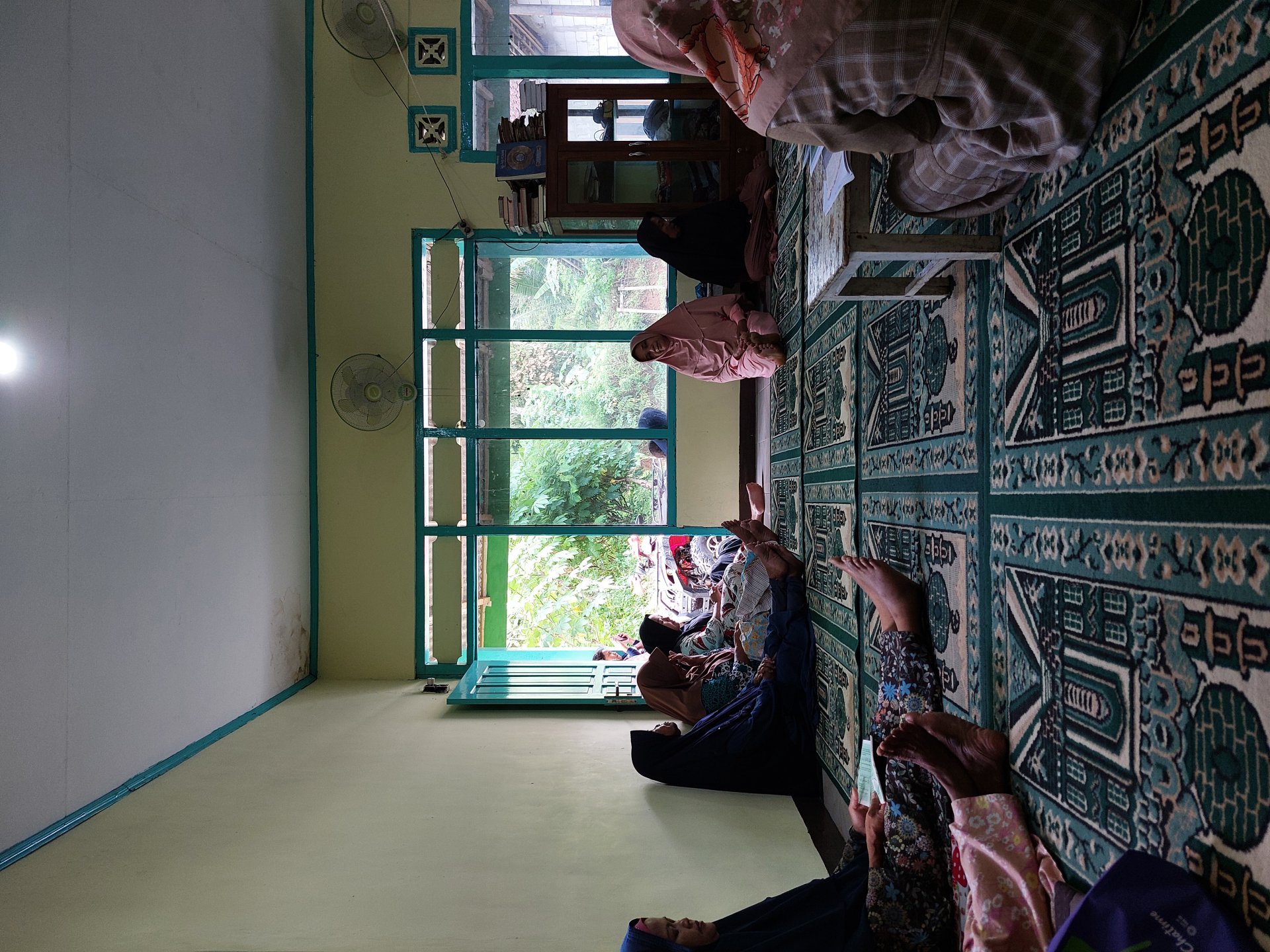 Menghadiri pengajian Ibu-ibu