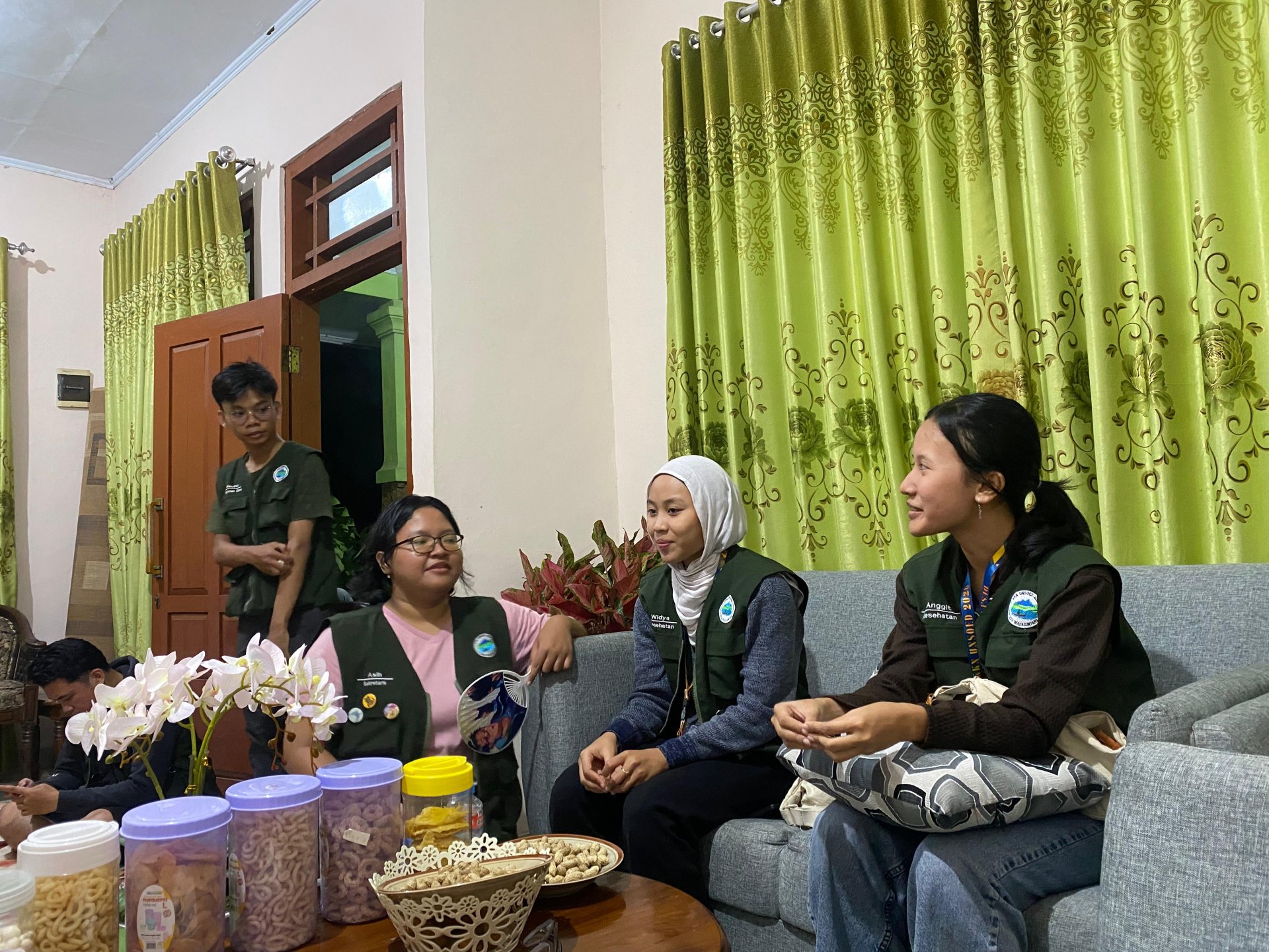 Silaturahmi ke rumah ibu kepala sekolah  SD 1 wadaslintang