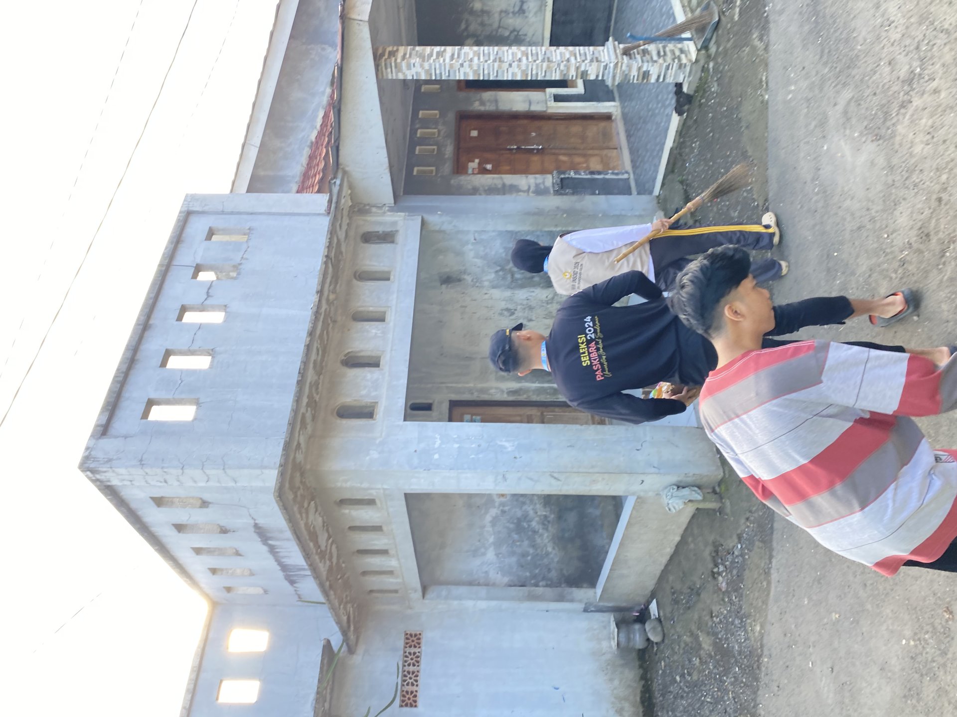 Pelaksanaan kegiatan Kerja bakti Dusun 3 Sambirata