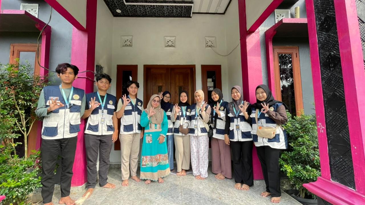 Diskusi Program Kerja Penanaman Cabai Intensifikasi Pekarangan dengan Kepala Dusun Kedawung