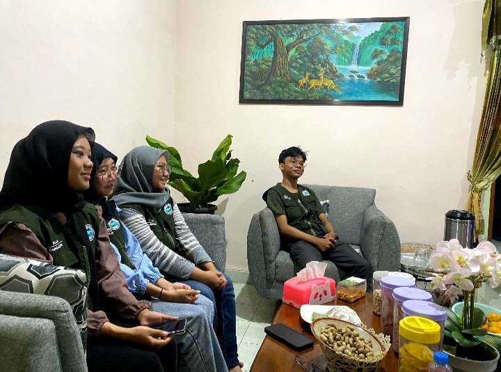 Berkunjung ke rumah Ibu Kepala Sekolah SDN 1 Wadaslintang