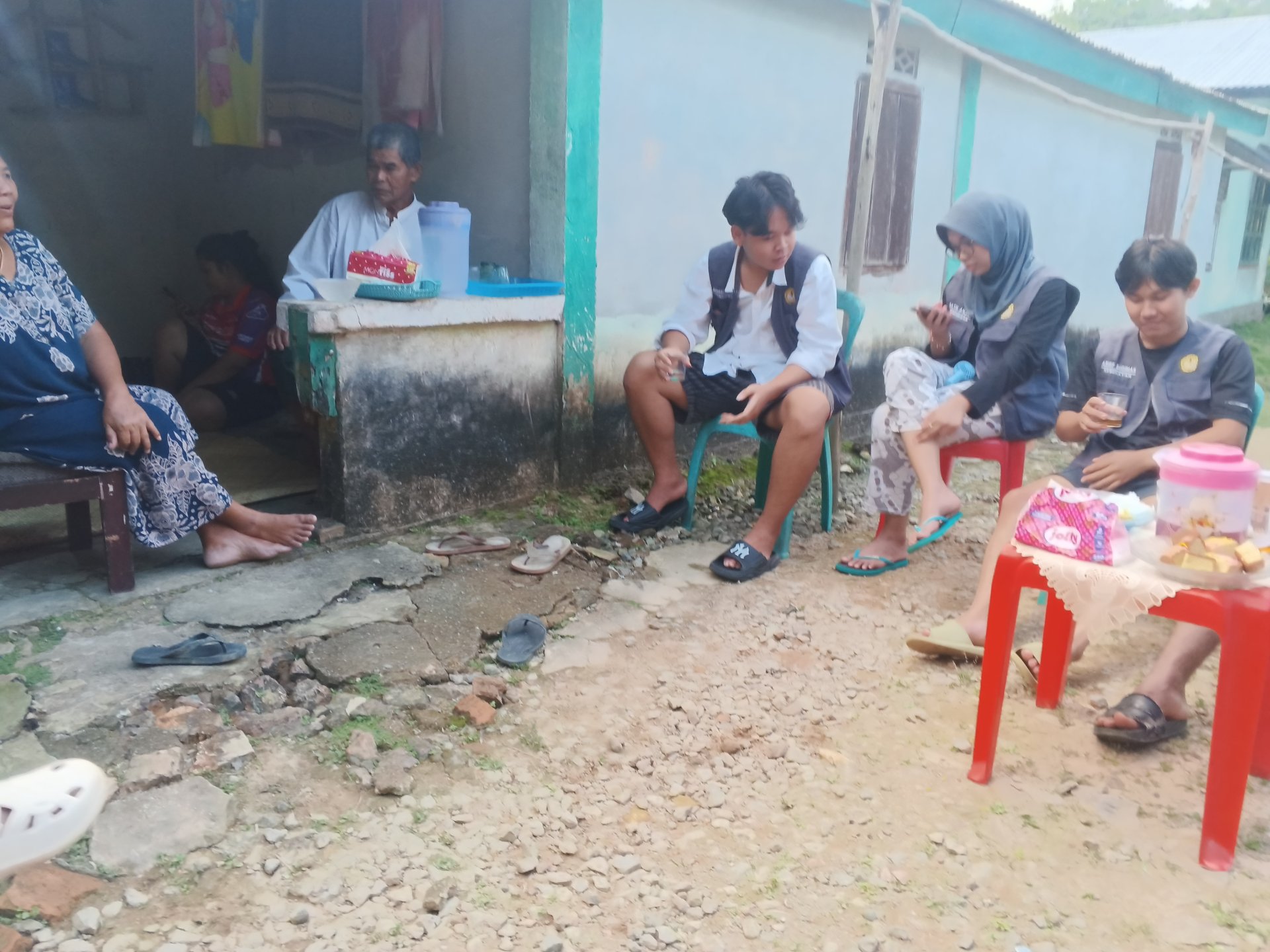 Bersosialisasi dengan masyarakat sekitar posko