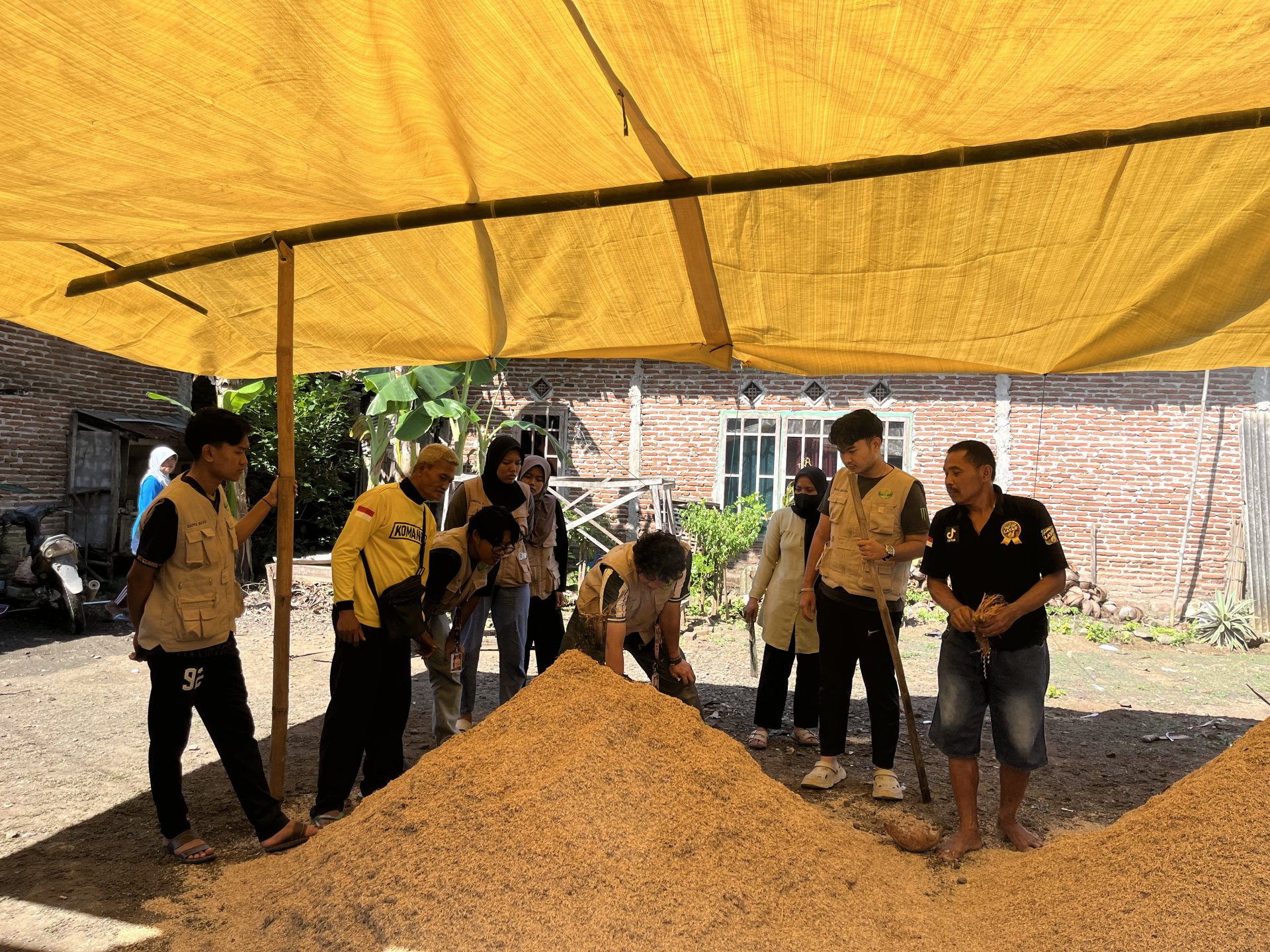 Day 10 Pembakaran Sekam Bersama KWT Desa Ciwuni