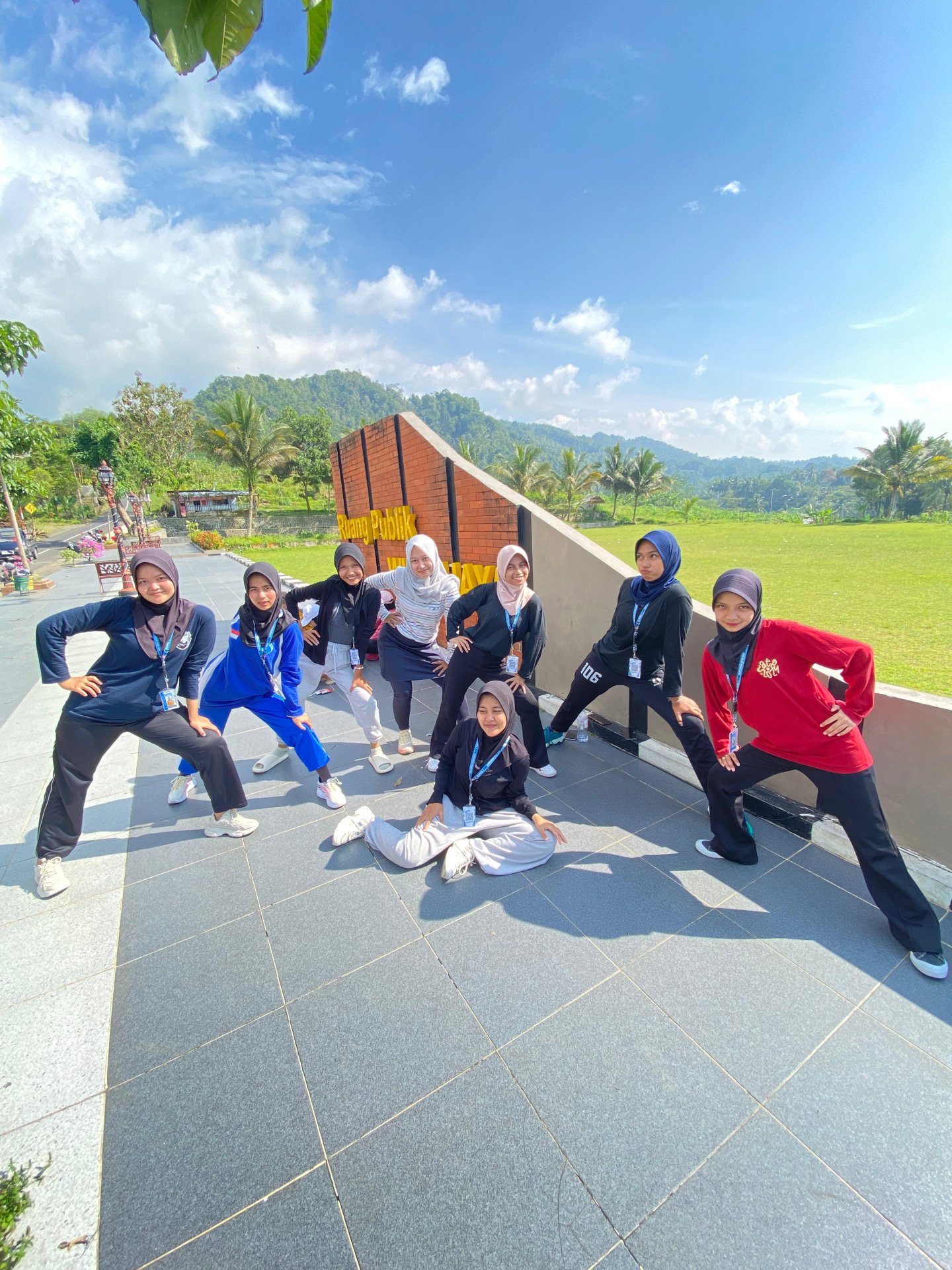 senam bersama ibu ibu pkk dan pengajian rutinan bersama ibu ibu rt 1