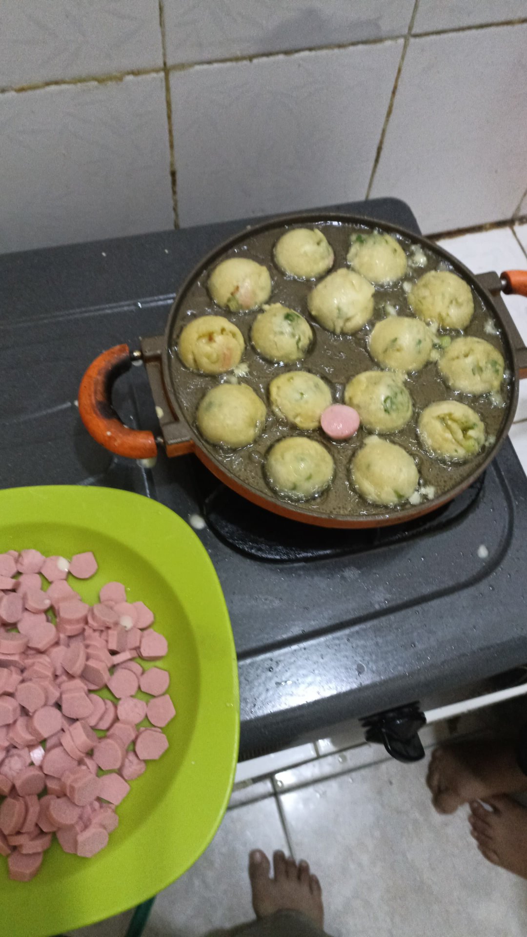 Melakukan masak bersama dengan ibu posko