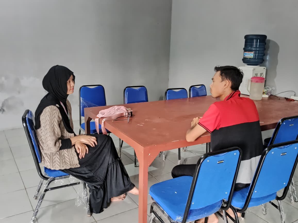 Diskusi denga ketua Stadion lapangan Desa Sikasur