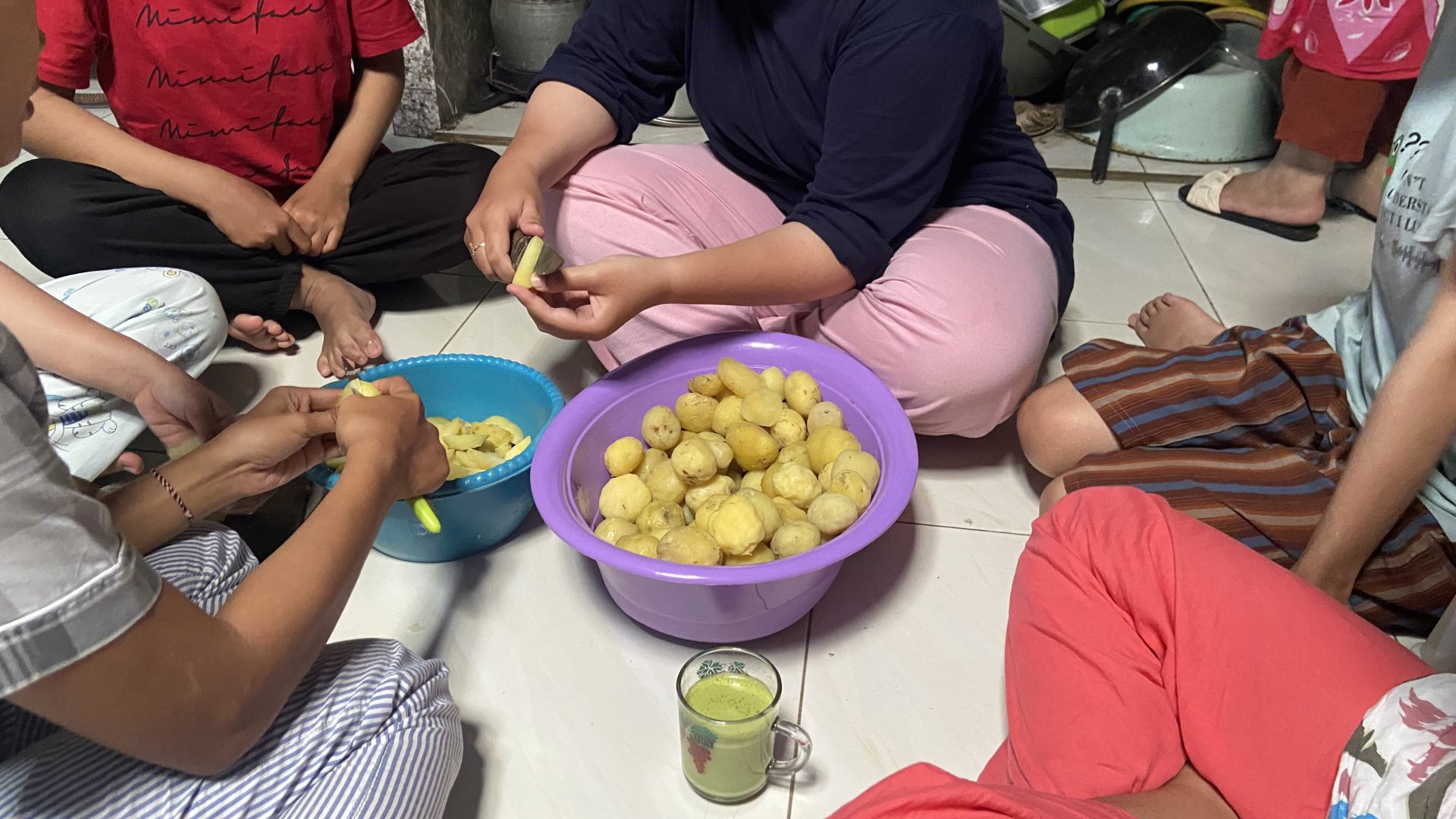 KKN Desa Somogede Kegiatan Bersih-Bersih Posko dan Persiapan Pengajian