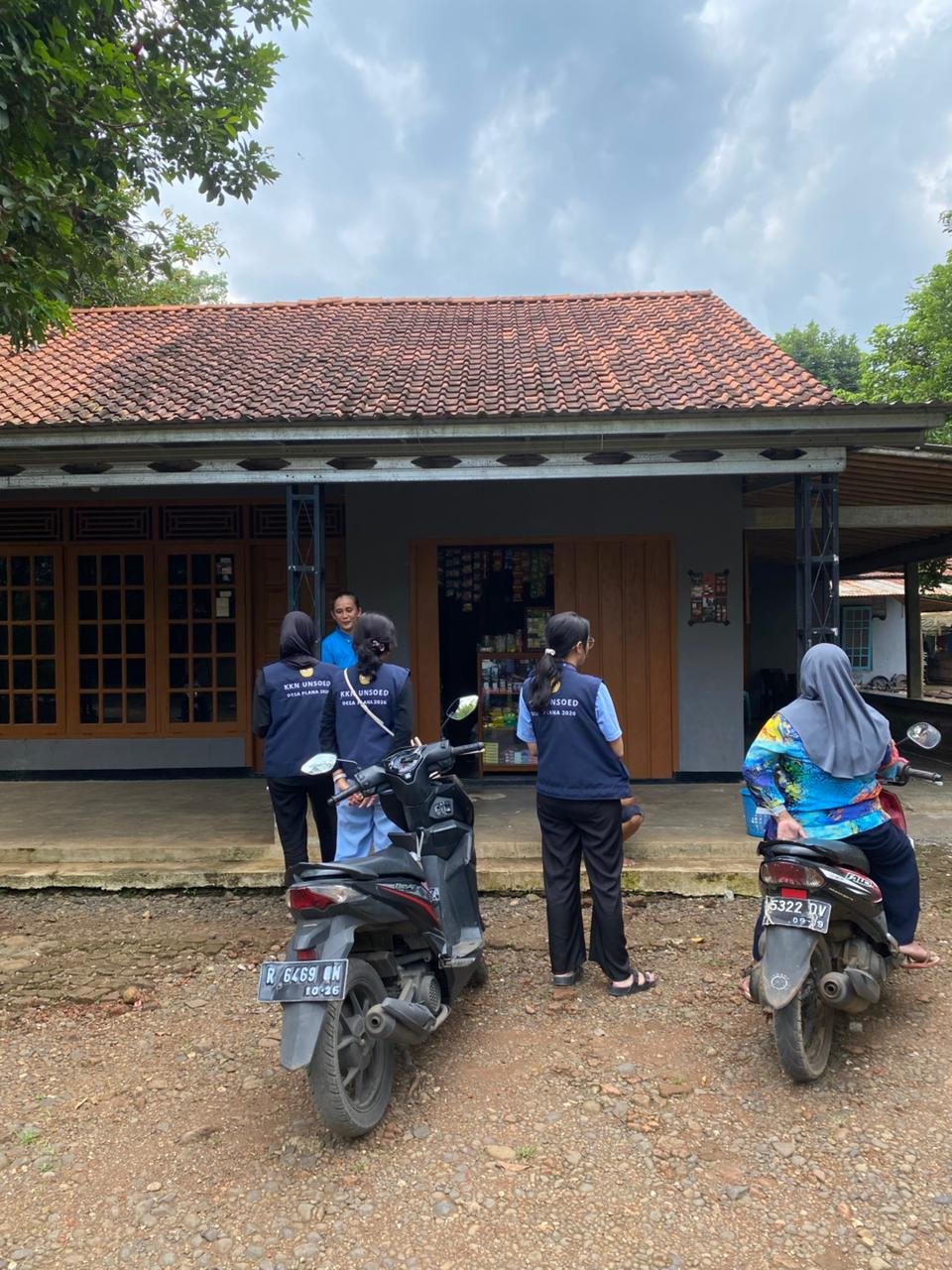 KKN HARI KE-10: Survei snac, Penyemaian benih sayuran, Pengantaran surat undangan UMKM, dan persiapan kegiatan sosialisasi untuk UMKM