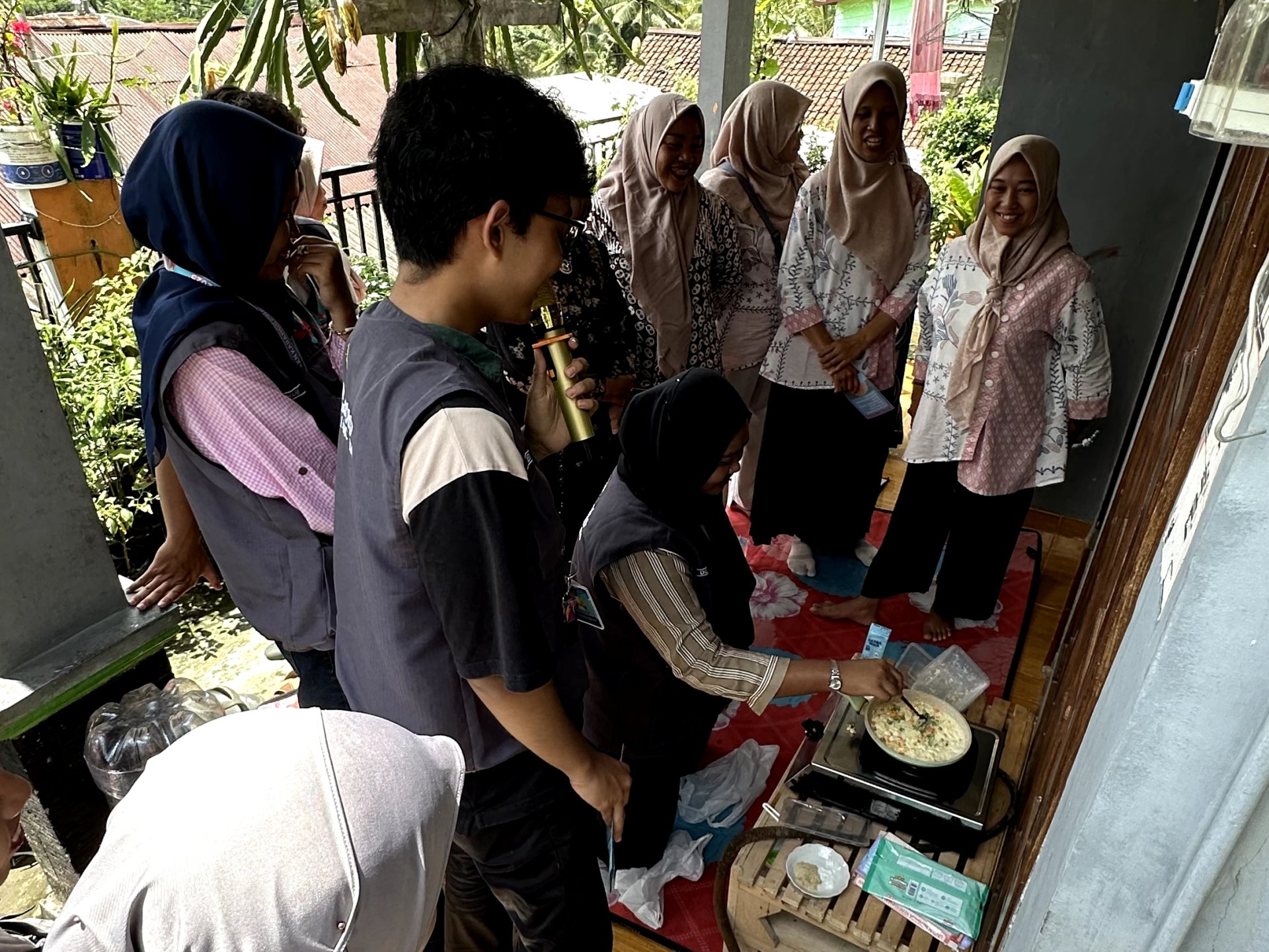 SOSIALISASI PENCEGAHAN STUNTING DAN PRAKTIK MPASI PKK DAN KADER POSYANDU DESA KARANGBAWANG