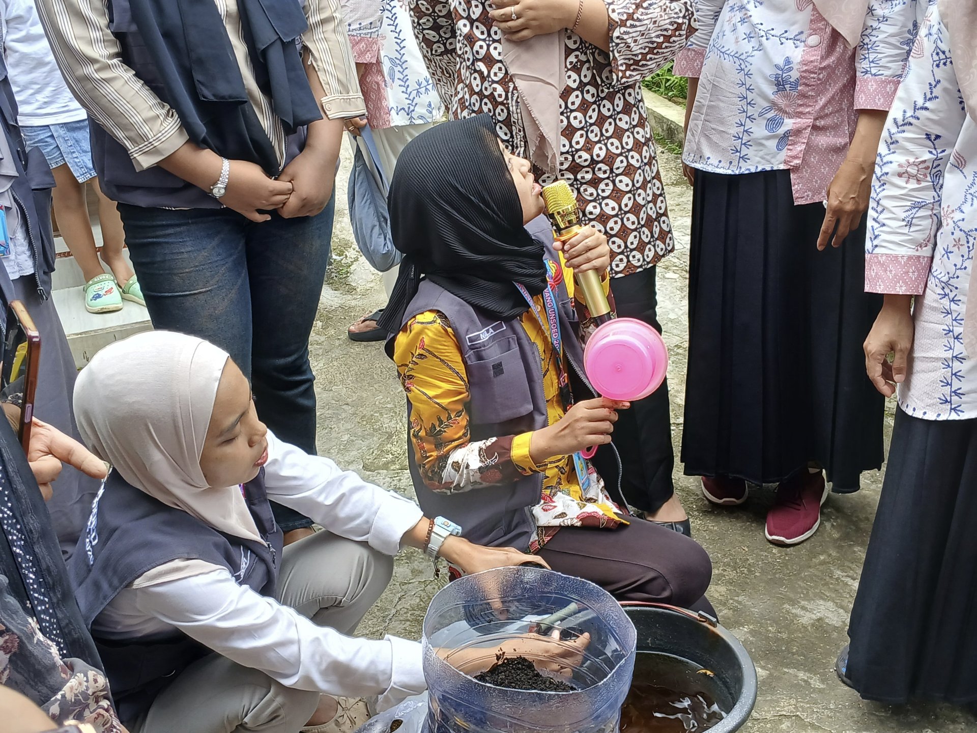 PENANAMAN TANAMAN CABAI DI PLANTER BAG BARENG IBU PKK DAN KADER POSYANDU DESA KARANGBAWANG