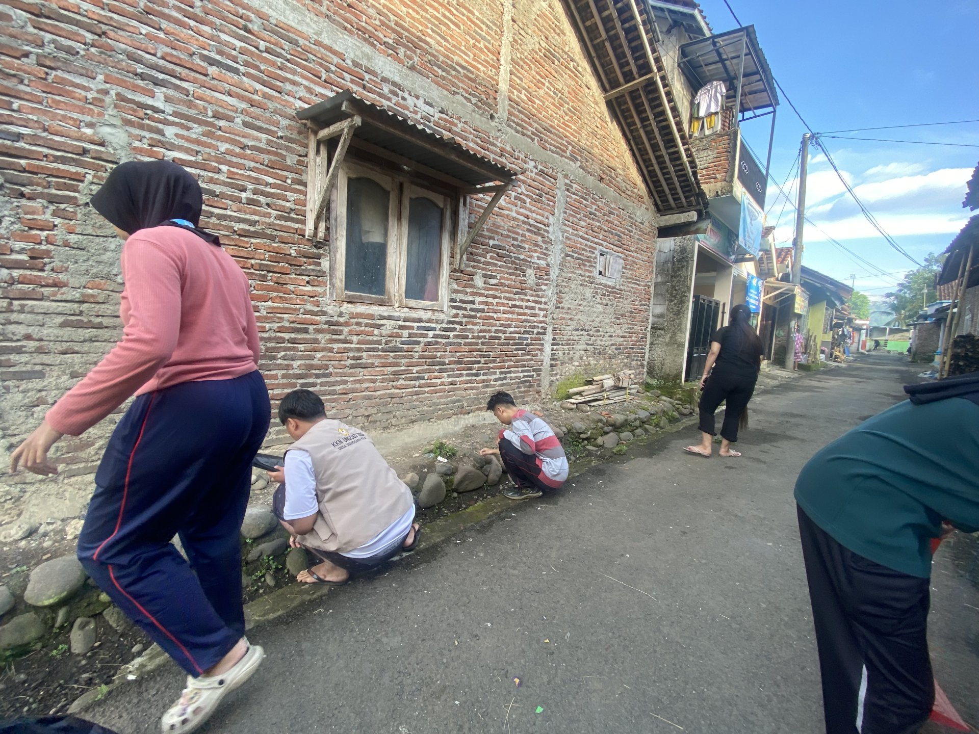 Mengikuti Kegiatan Kerja Bakti Desa