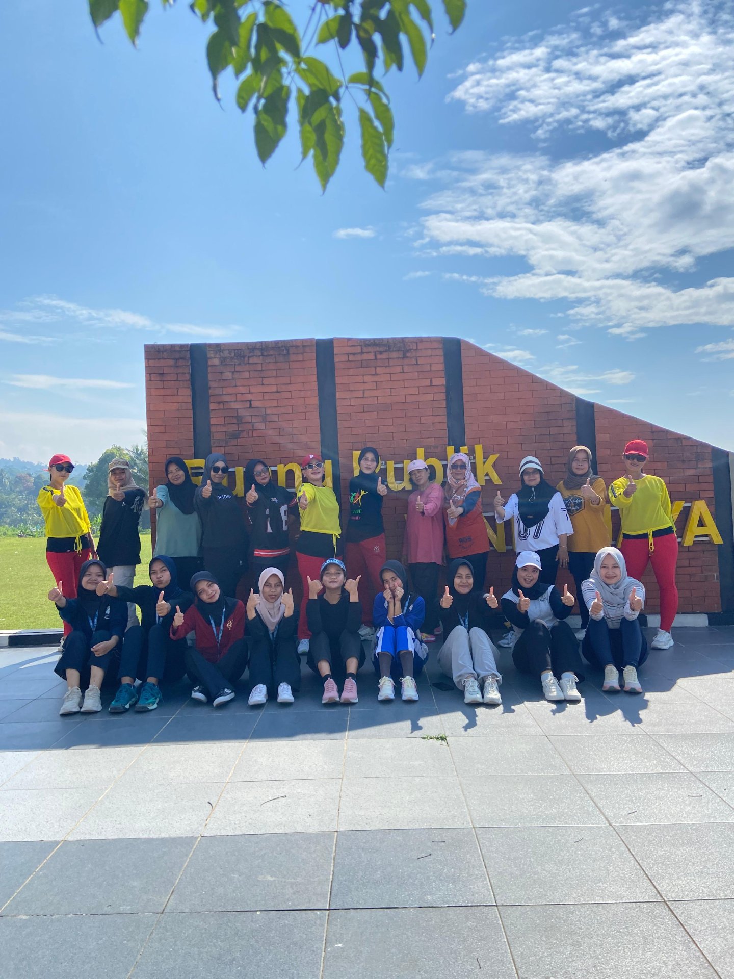 Senam Bersama Ibu-ibu Desa Windujaya