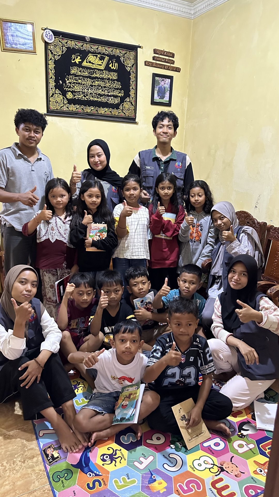 Kelas cerdas bersama siswa-siswi SDN 02 Karangbawang kelas 1, 2, dan 3