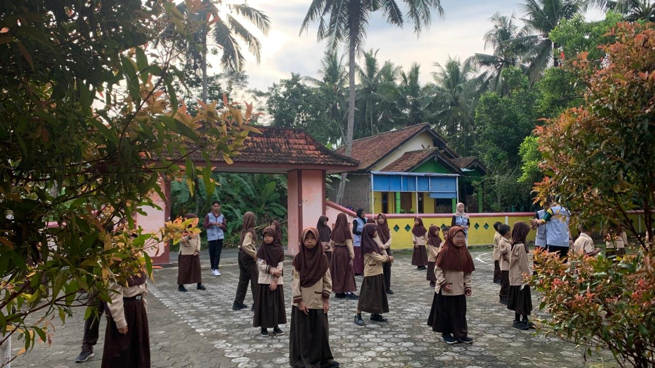 Senam Bersama Anak-Anak SD