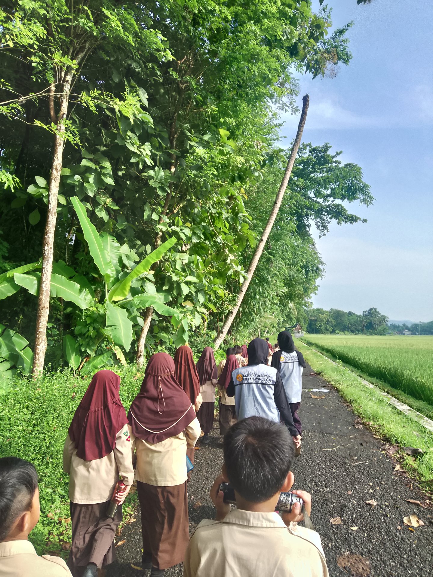 Jalan Sehat Bersama Siswa SD