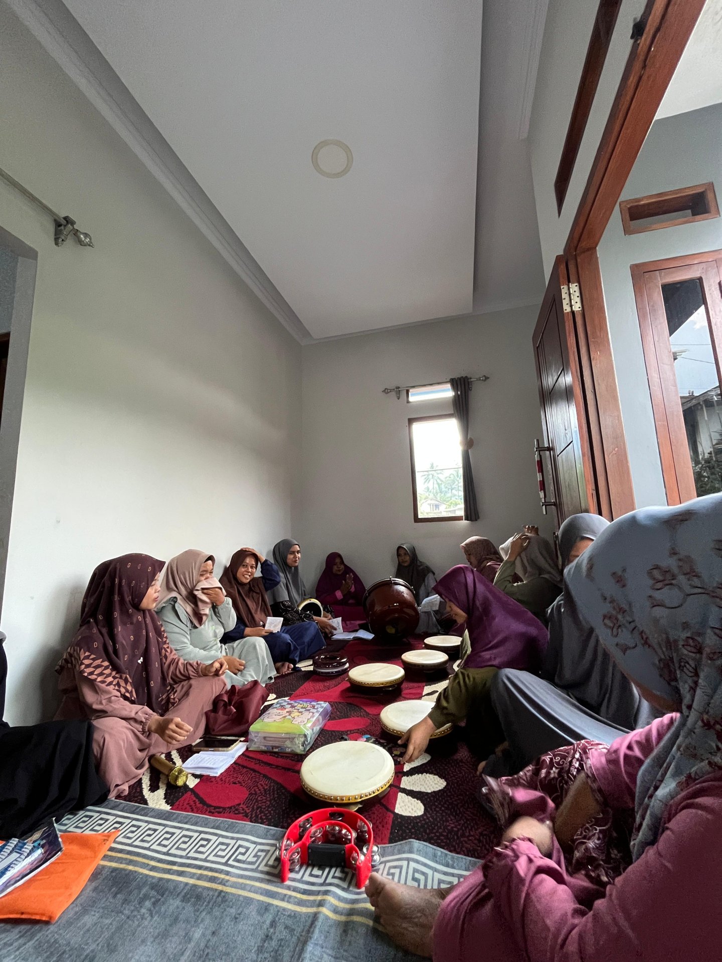 Kegiatan yasinan di salah satu rumah warga