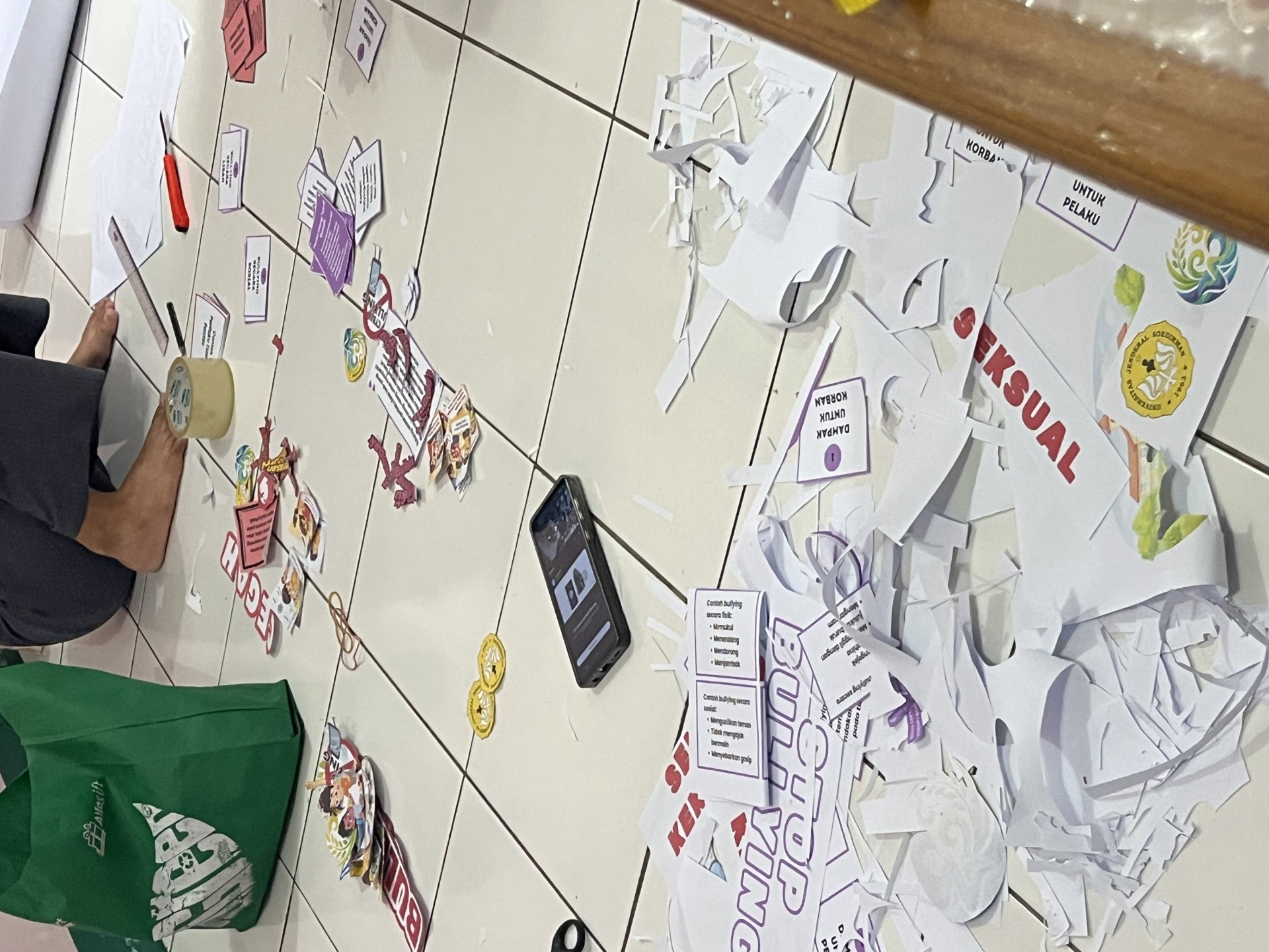 Membuat Poster untuk Sosialisasi Anti Bullying dan Anti Kekeresan Seksual di SDN 1