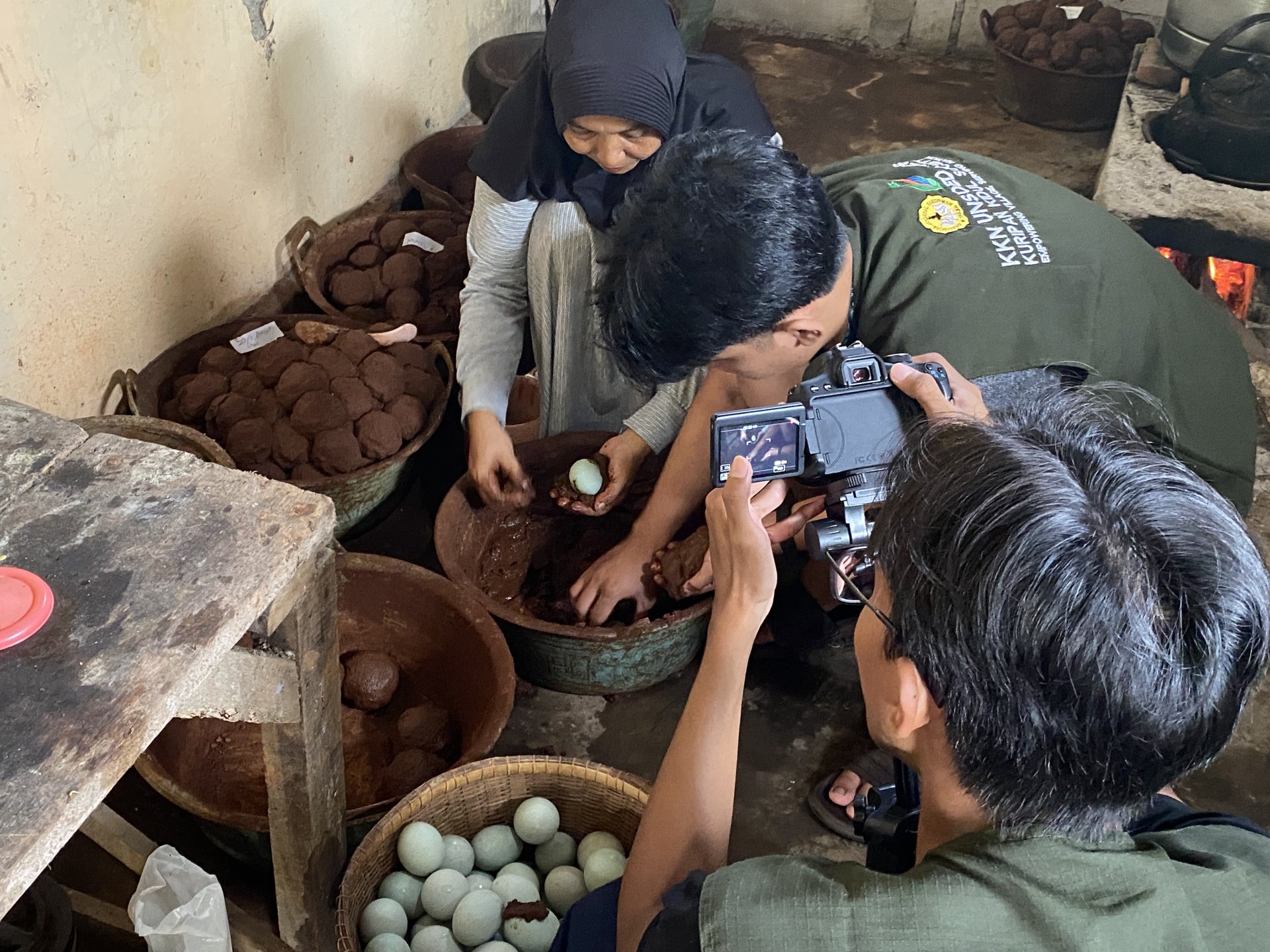 Pendampingan Menyeluruh pada UMKM Telur Asin: Integrasi Proses Produksi Hulu hingga Digitalisasi Pemasaran
