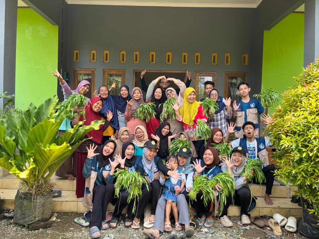 Penanaman Cabai bersama Anggota Kelompok Wanita Tani Dusun V Desa Sawangan