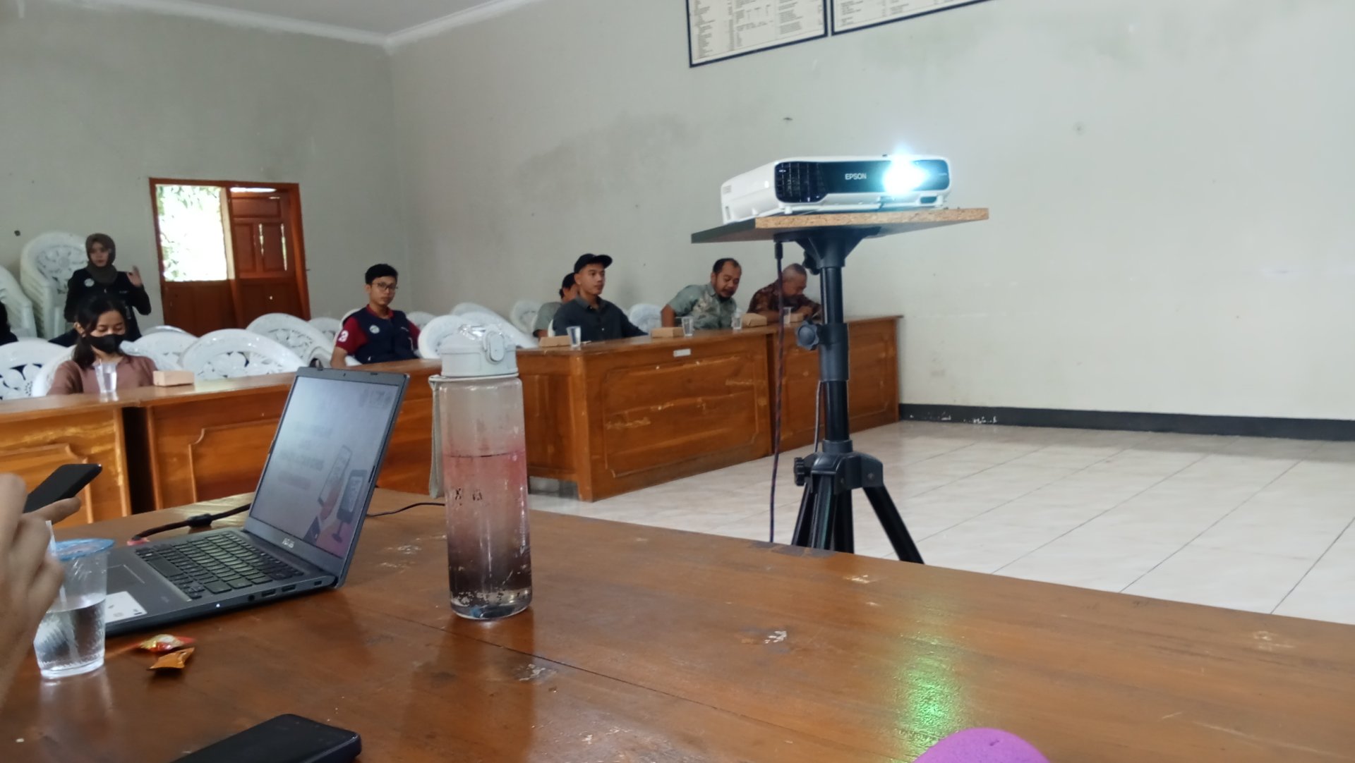 DAY 11 KKN DESA PLANA - PENDAMPINGAN PEMBUATAN QRIS BAGI UMKM DESA PLANA
