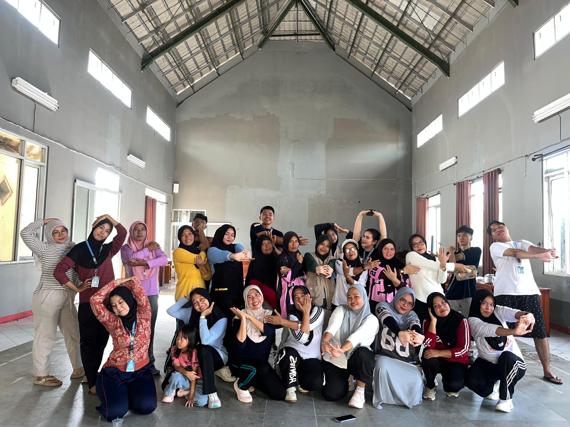 Mahasiswa KKN dan Warga Dusun Sambirata Gelar Senam Pagi Bersama