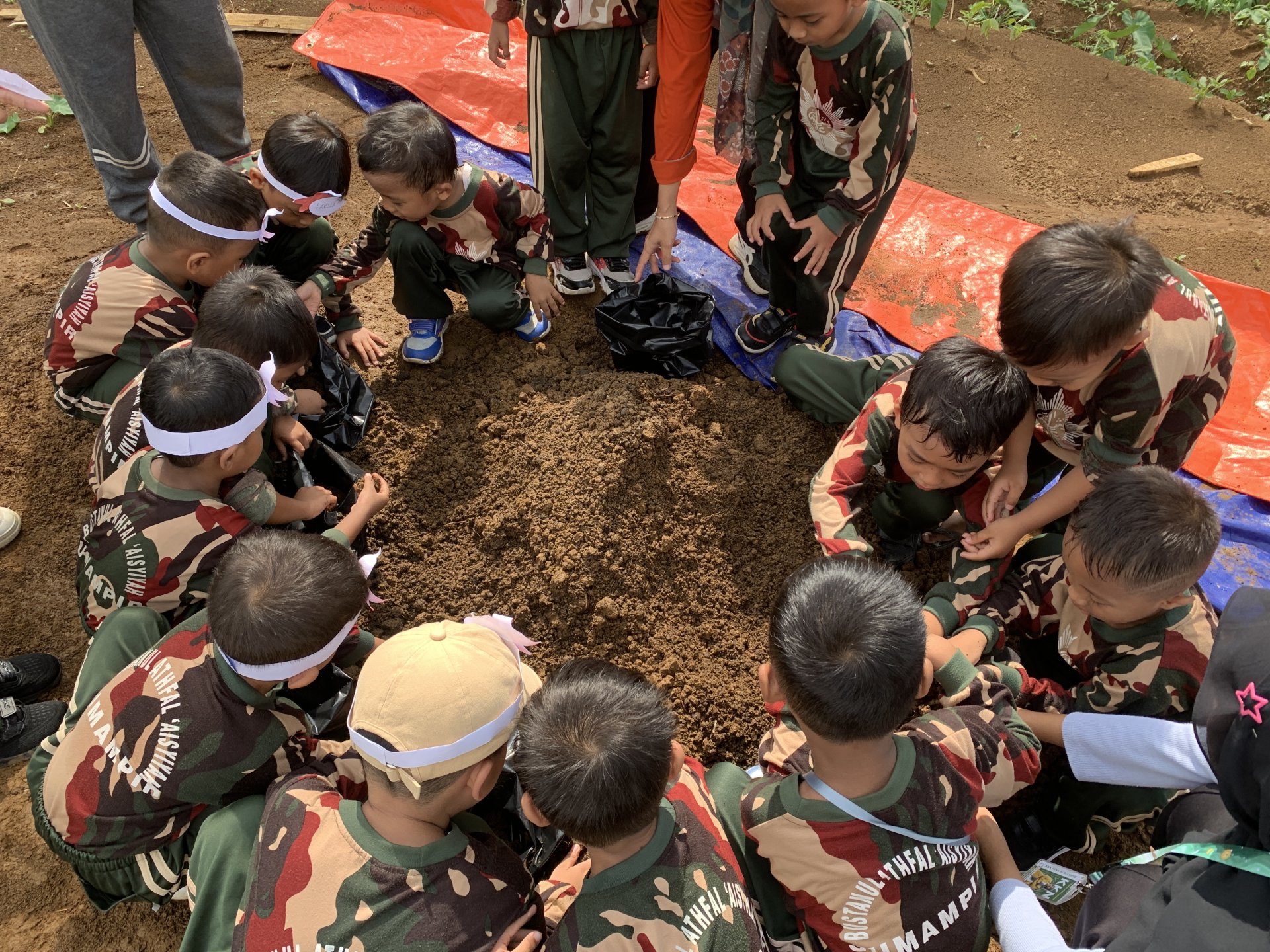 Mahasiswa KKN Desa Sumampir Periode Jan-Feb 2026. Membantu bidang pendidikan dalam proker edufarm.