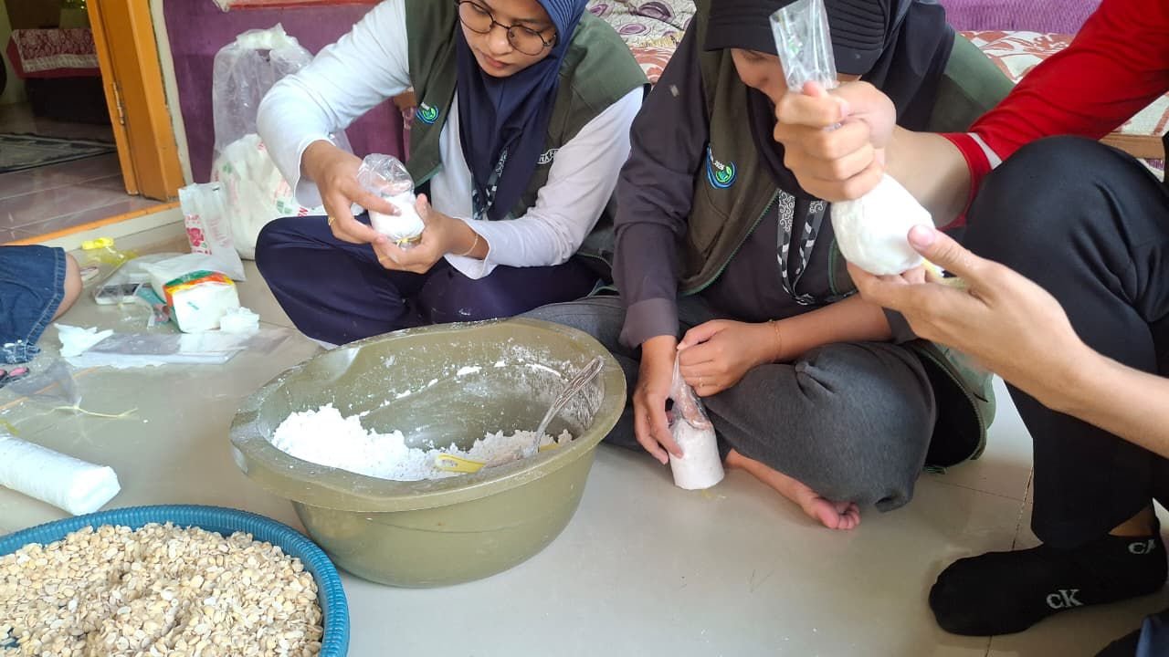 Kunjungan Produksi Keripik Tempe Tigo Putri