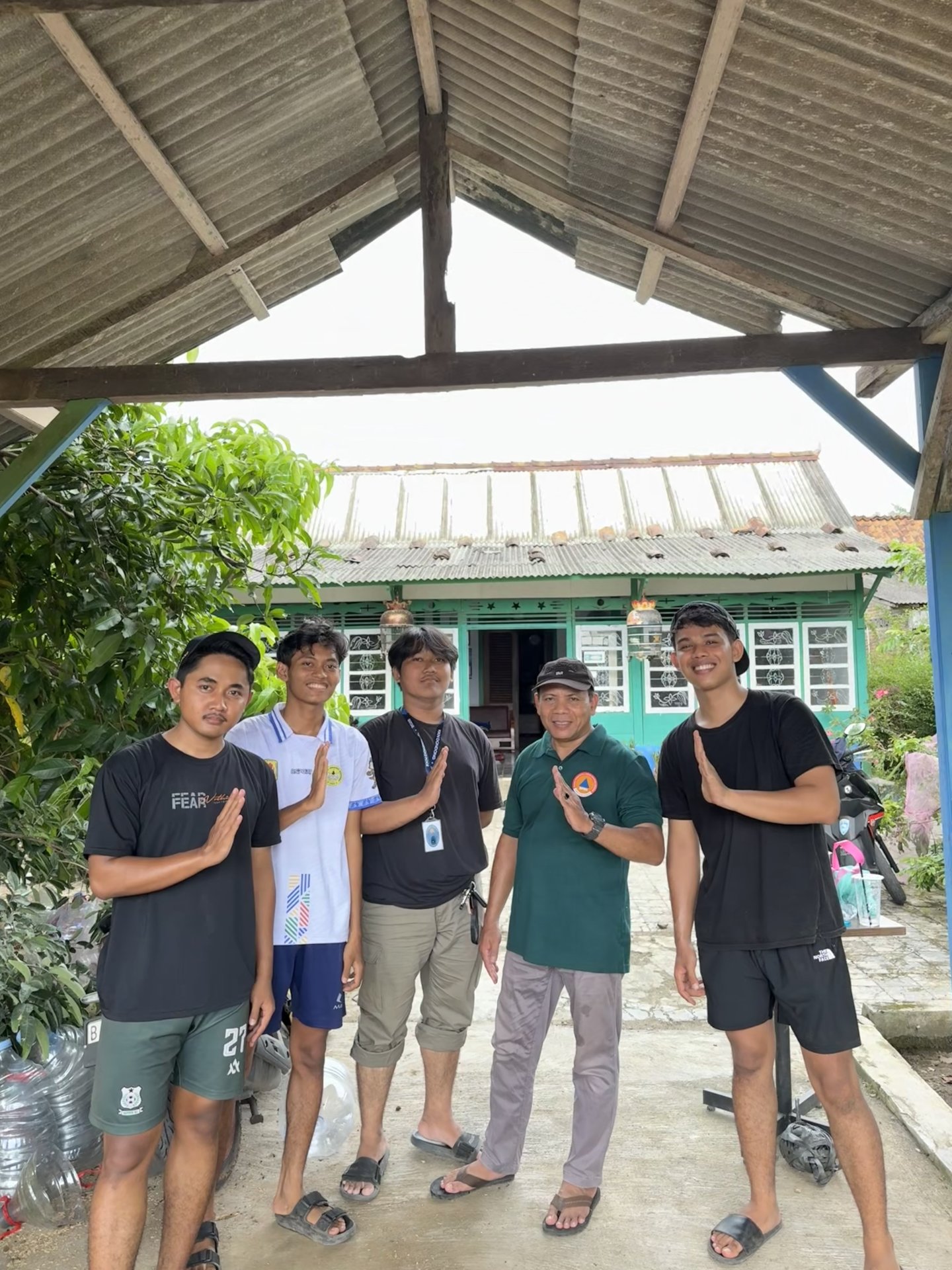 Pemerataan Pekarangan Rumah dan Membuat media tanam Jahe