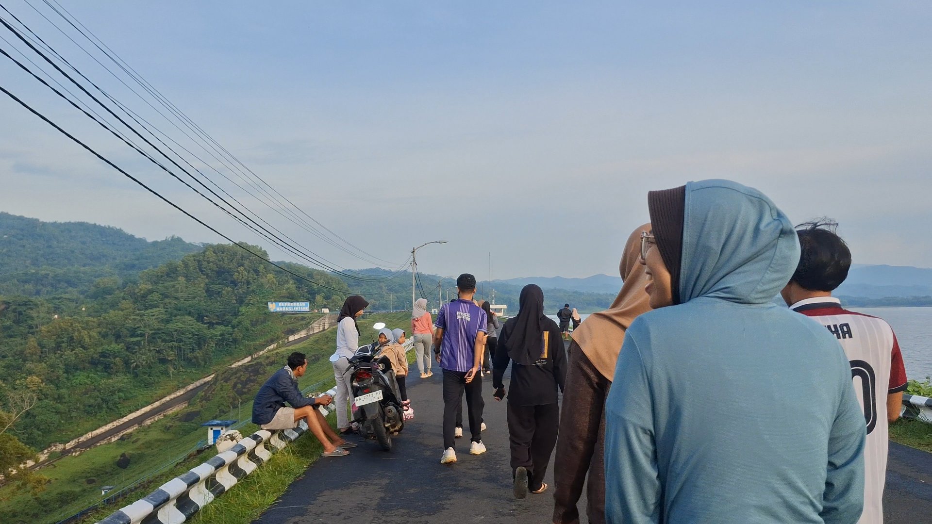 Jalan pagi bersama perangkat Desa Trimulyo di Waduk Wadaslintang