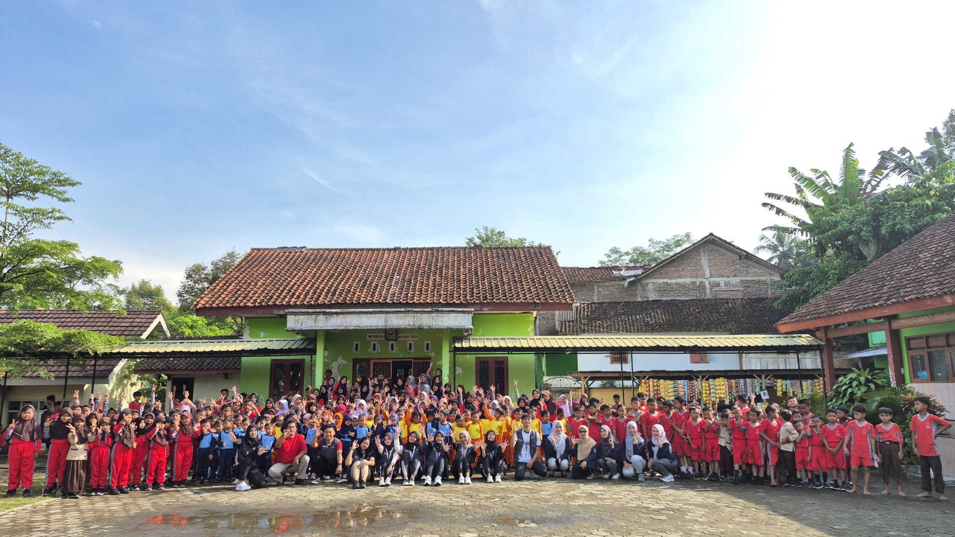 Melaksanakan program kerja bidang kesehatan