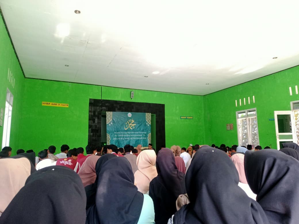 Mengikuti Kegiatan Isra Mi’raj di SMP Negeri 6 Rembang