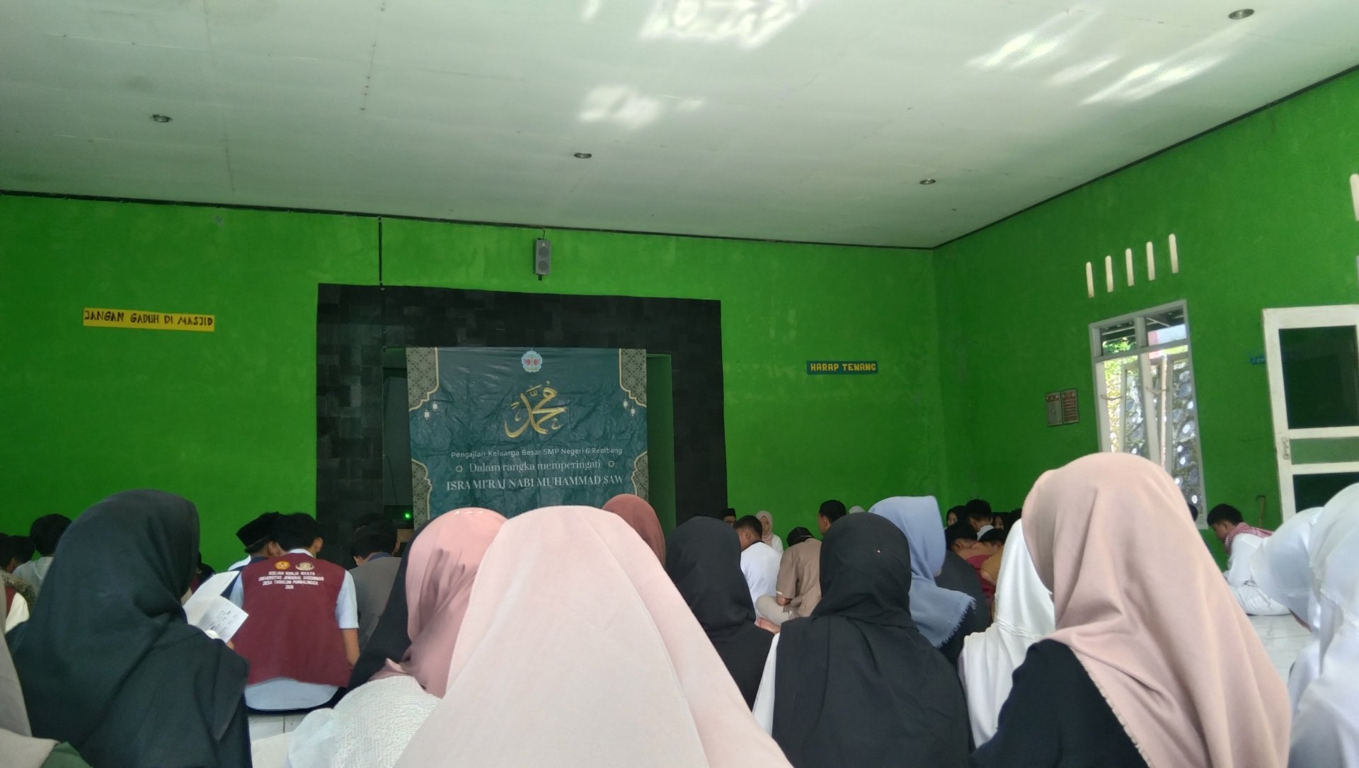 Pengajian di smp 6 tanalum dalam peringatan hari isra mi'raj