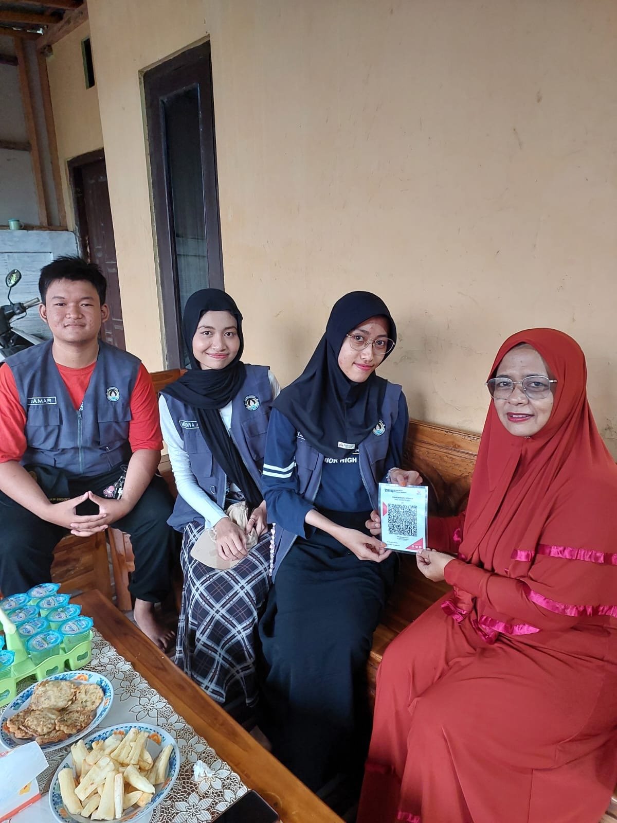 Penyerahan Barcode QRIS UMKM di Desa Pakikiran