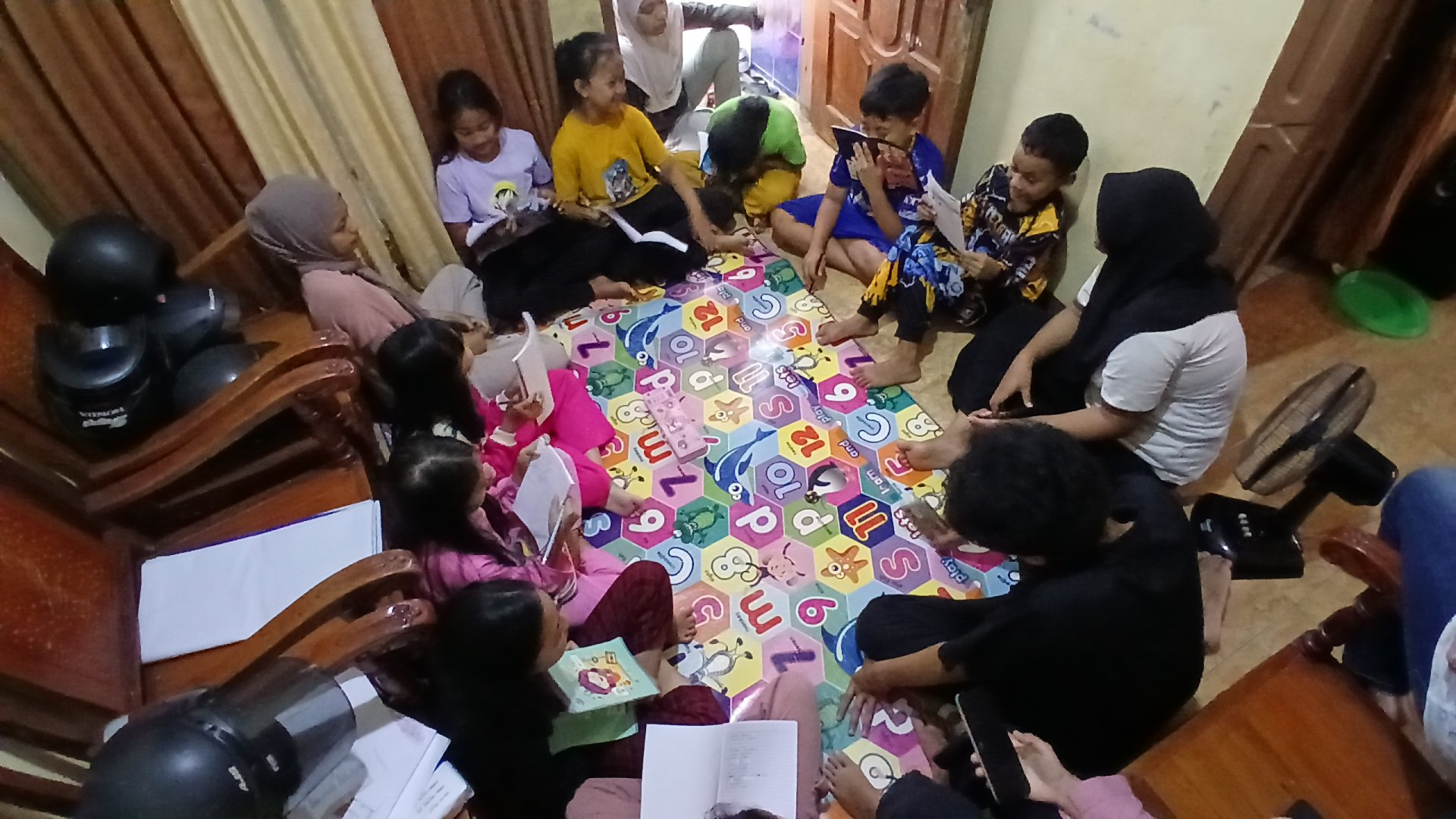 Kelas cerdas bersama siswa-siswi SDN 02 Karangbawang kelas 4, 5, dan 6