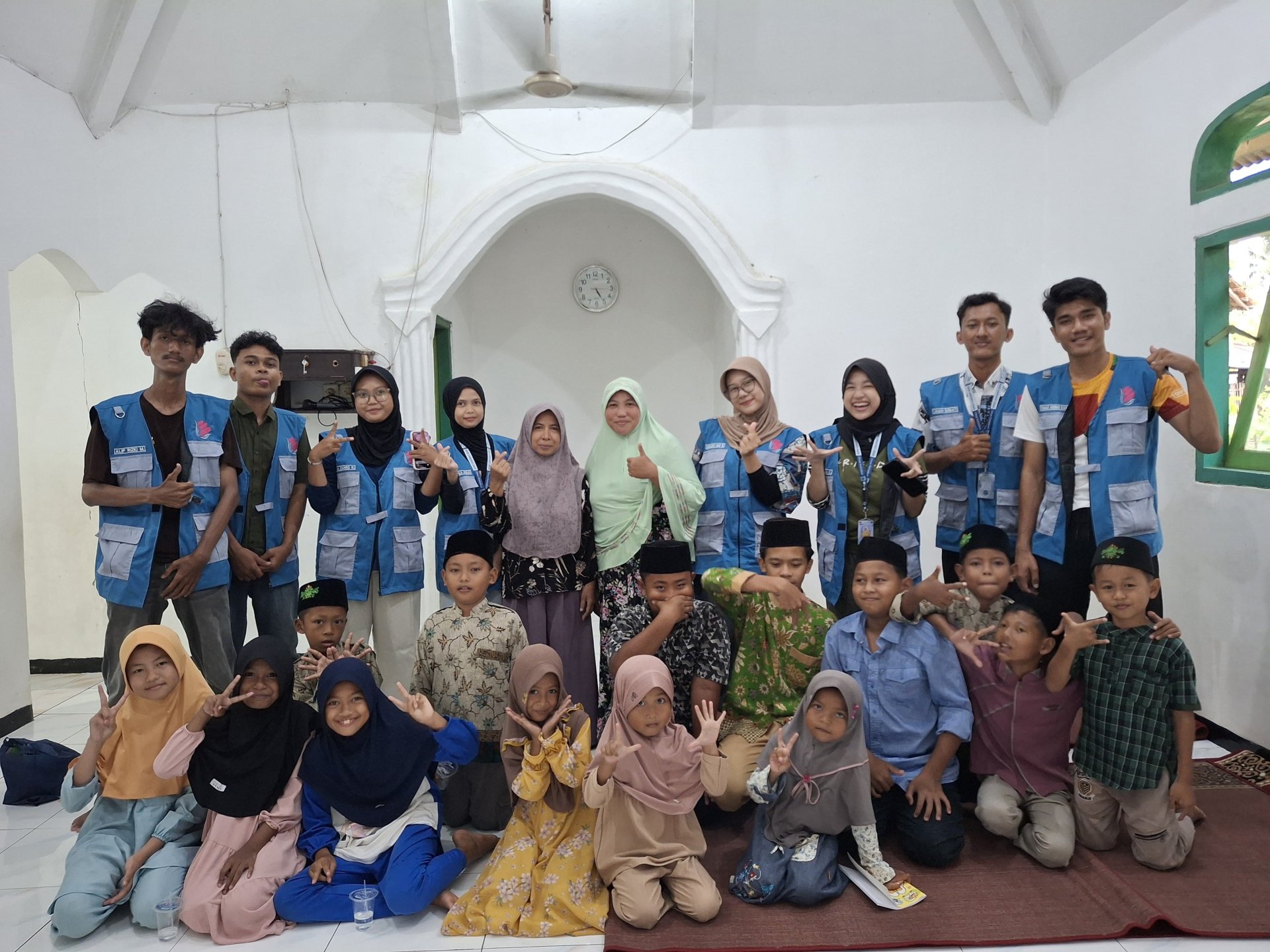 Kegiatan Belajar Bersama anak" Kelas 1-6 di mushola dekat posko