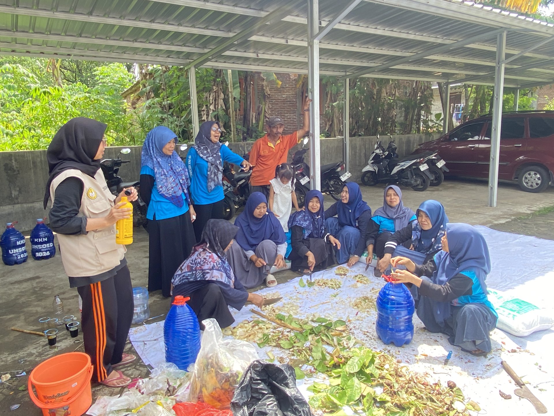 Mahasiswa KKN UNSOED melakukan Edukasi dan Praktik Langsung Pembuatan Pupuk Organik Cair (POC) Bersama Ibu PKK di Desa Gumelem Kulon