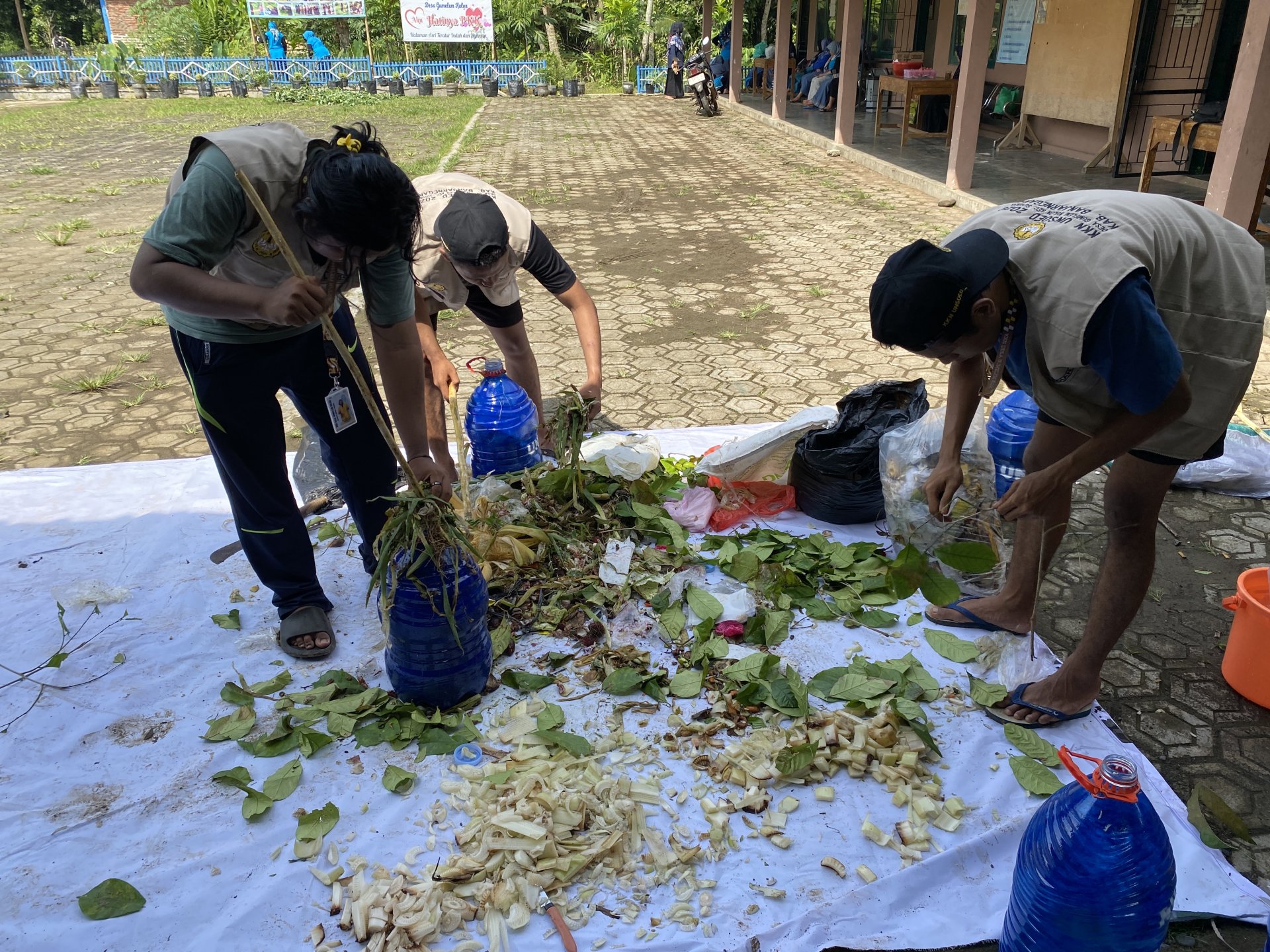 KKN Desa Guemelem Kulon melakukan sosialisasi dan praktik pembuata POC bersama ibu ibu PKK serta pembersihan lahan