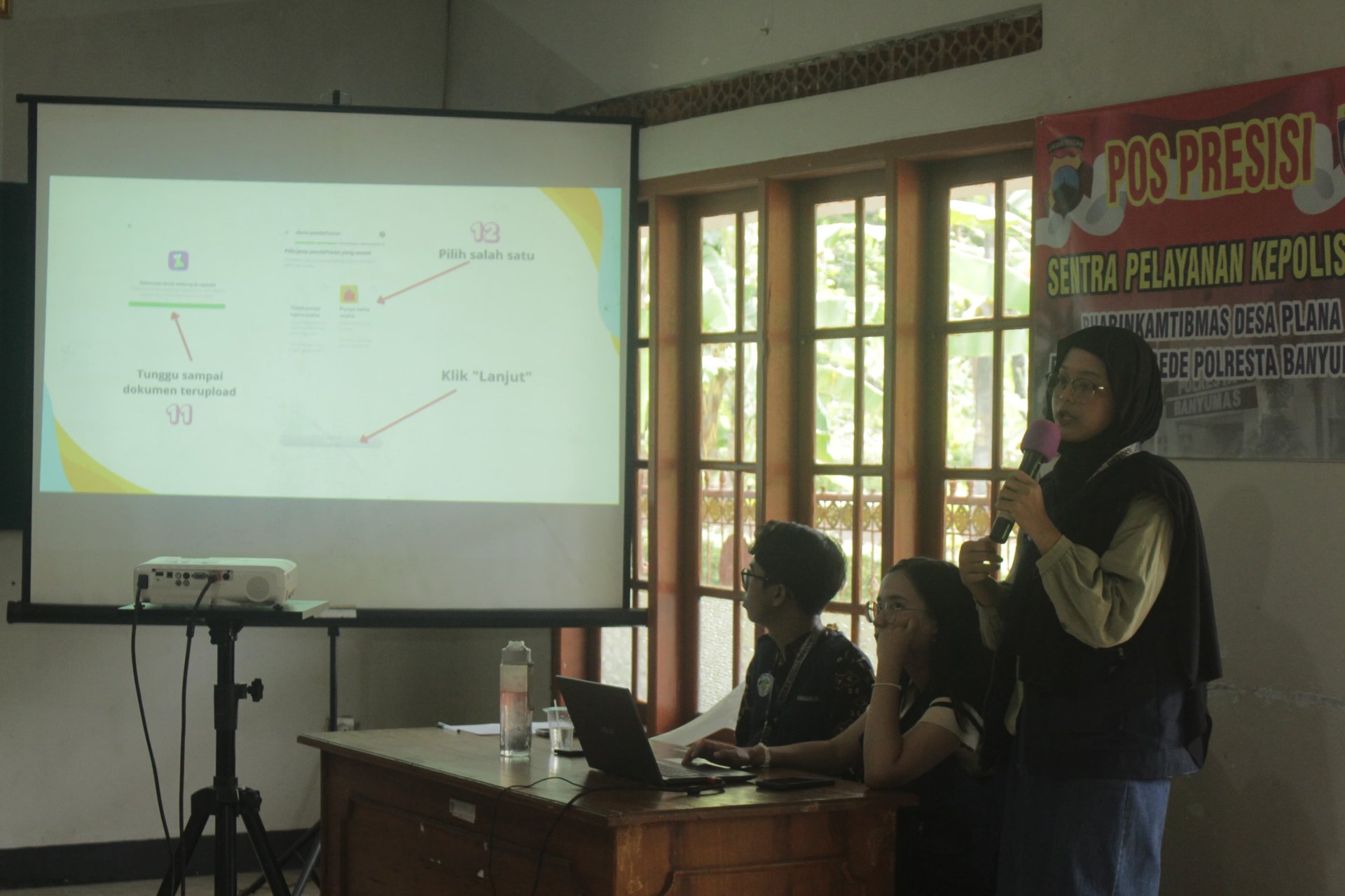 KKN HARI KE-11: Pendampingan dan Pembuatan QRIS UMKM Desa Plana, serta Bimbingan Belajar