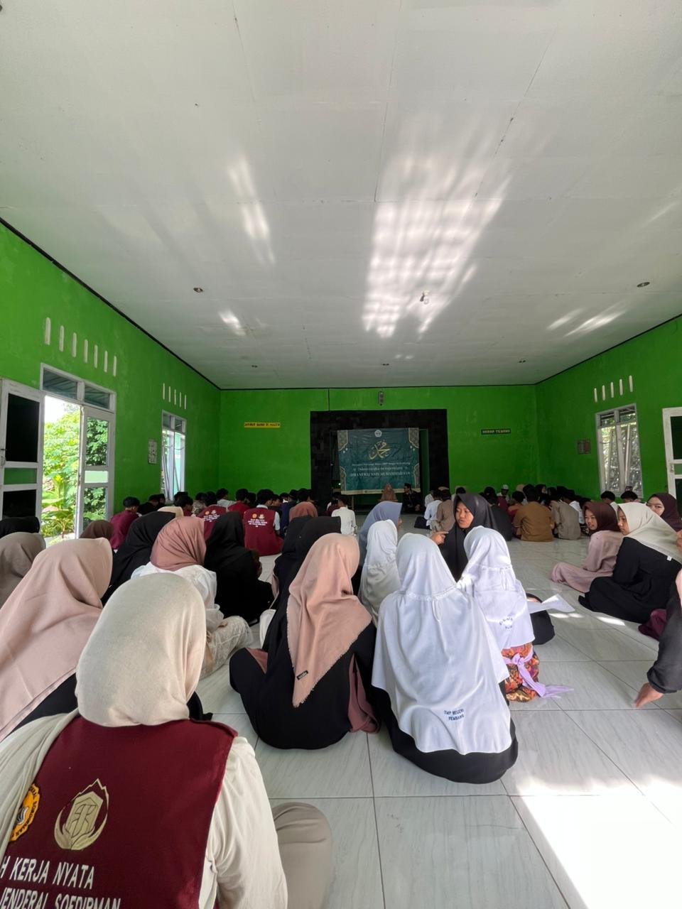 Mengikuti Kegiatan Isra Mi’raj di SMP Negeri 6 Rembang