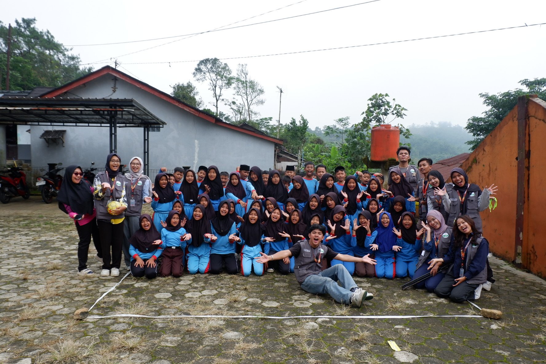 melakukan senam indonesia hebat olahraga tradisional bersama murid SDN 01  Danasari