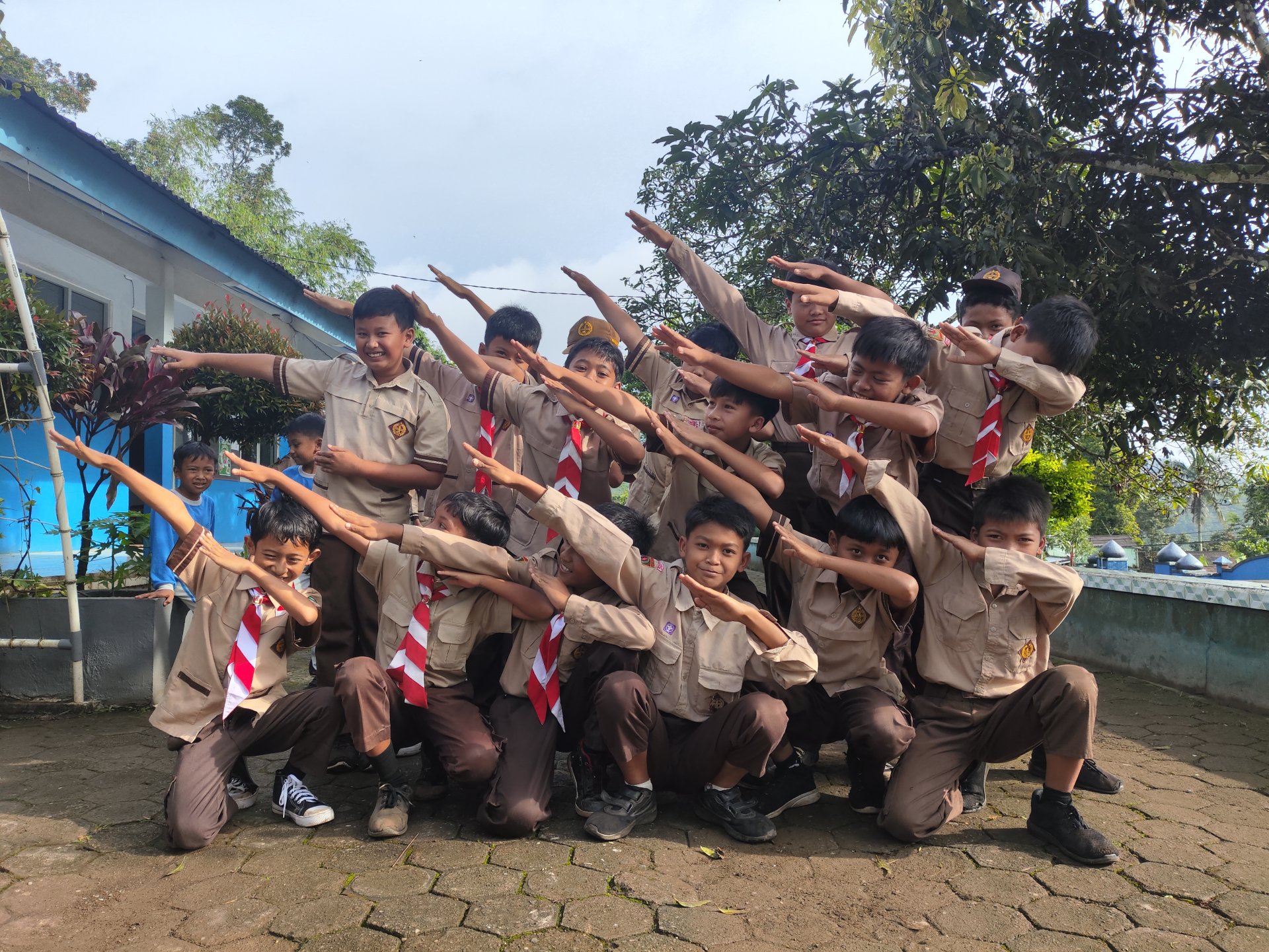 Dari Karya Kolase, Memasak, hingga Pengajian Malam