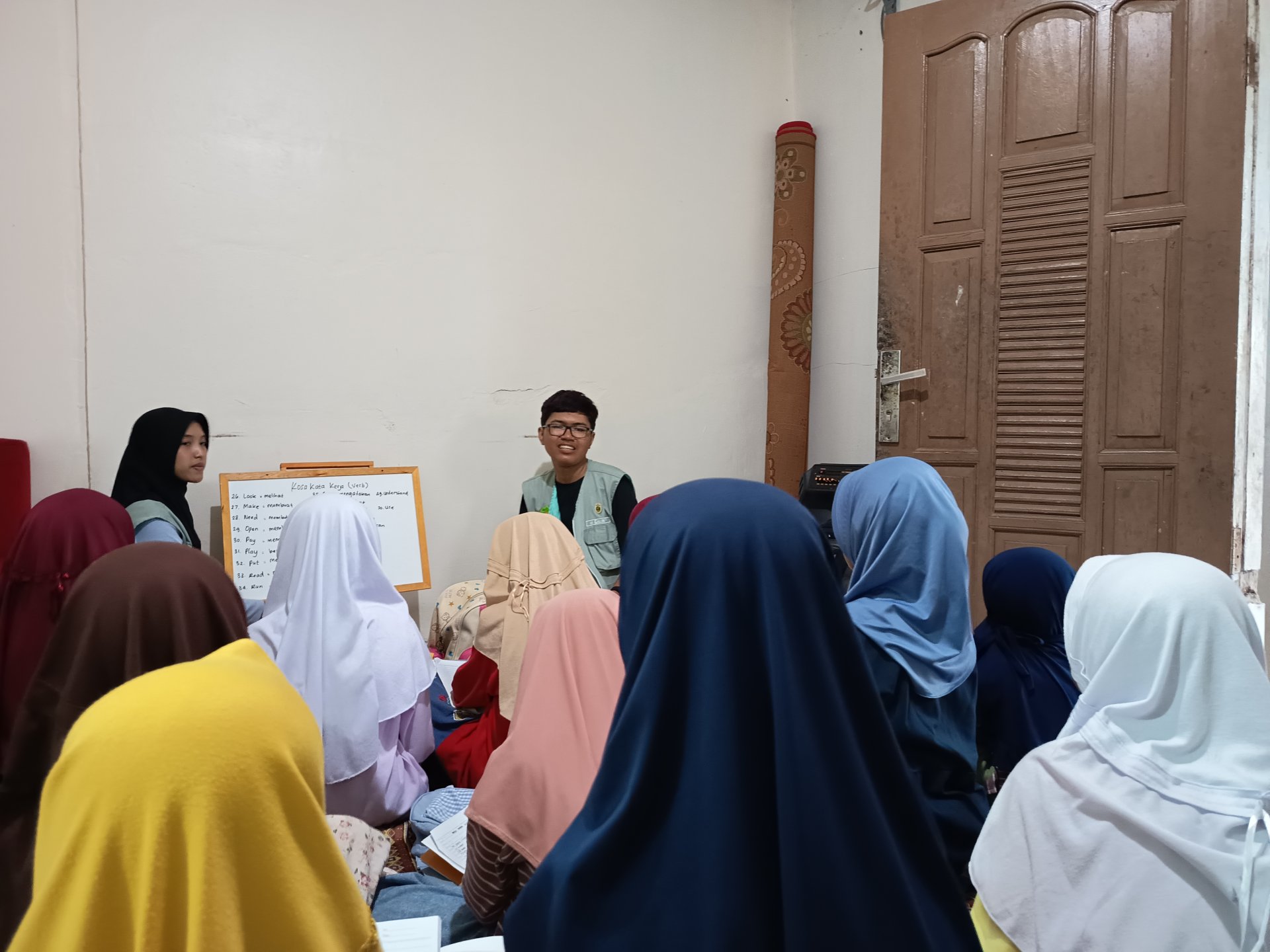 Membantu kegiatan kelompok belajar di posko