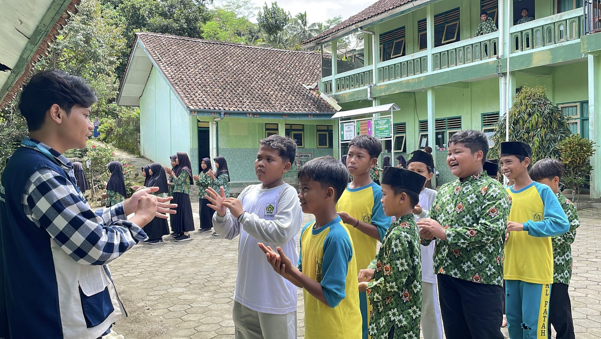 Sosialisasi Perilaku Hidup Bersih dan Sehat di MI Al-Fatah